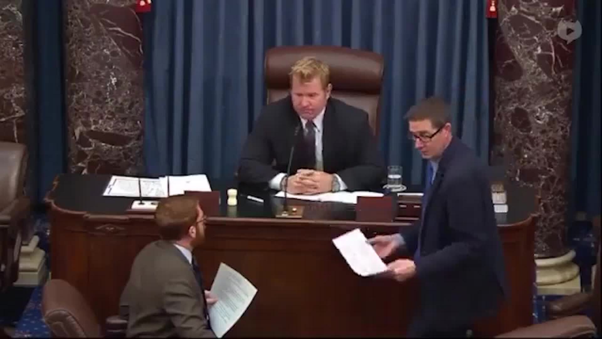 Senado de EEUU aprueba una resolución para que Trump no realice acciones militares sin permiso