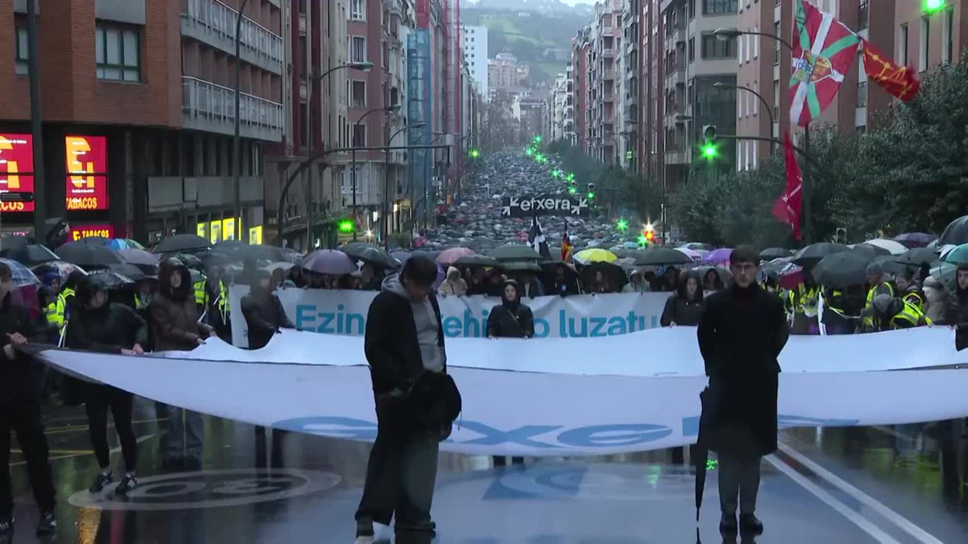 Miles de personas se manifiestan en Bilbao para pedir el fin de "las medidas de excepción"