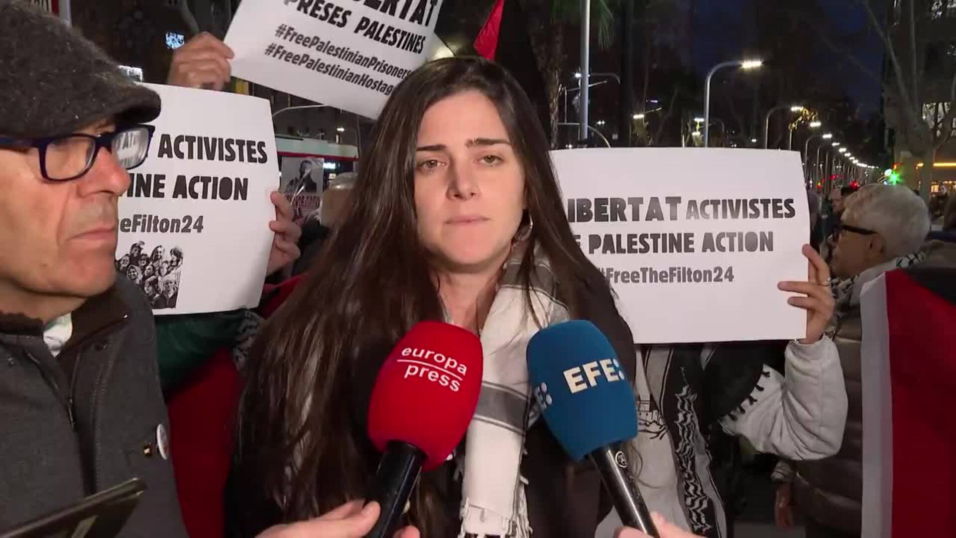 50 personas se concentran ante el Consulado Británico en Barcelona en apoyo a Palestine Action