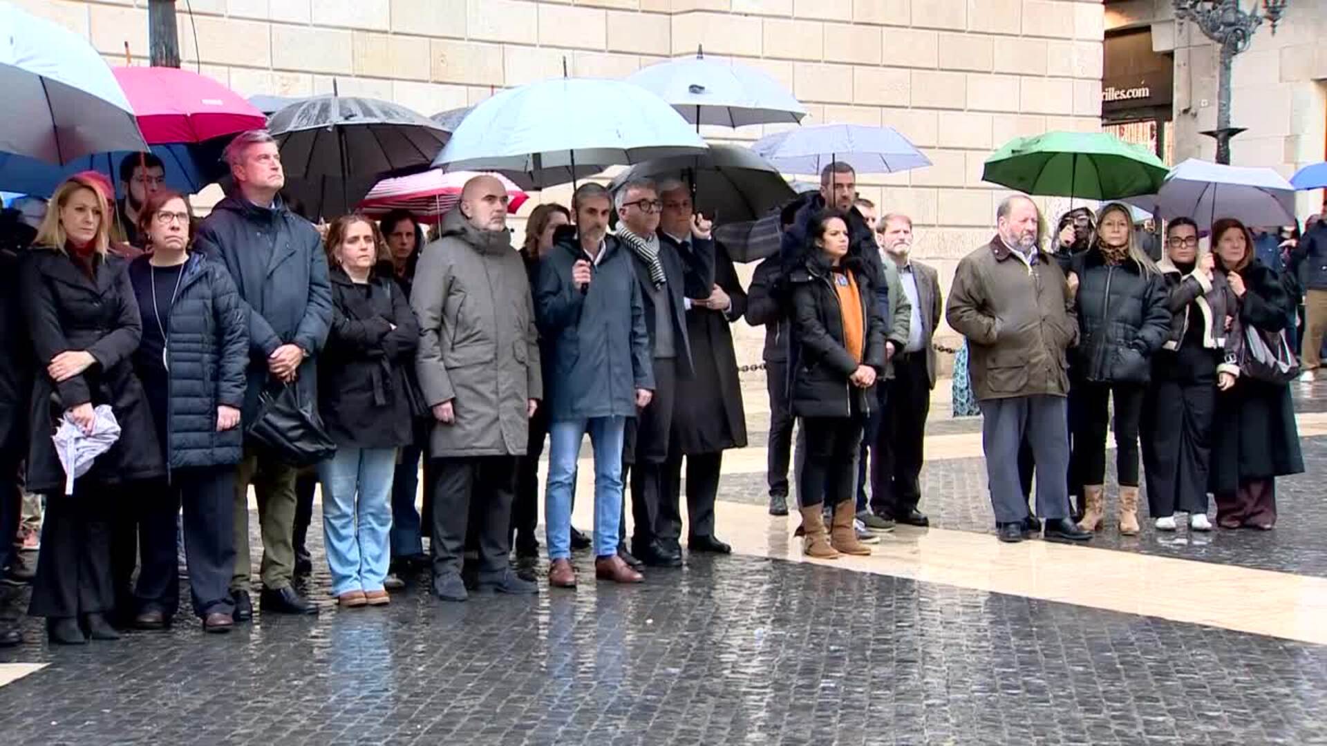 Gobierno, Generalitat y Ayuntamiento de Barcelona guardan un minuto de silencio