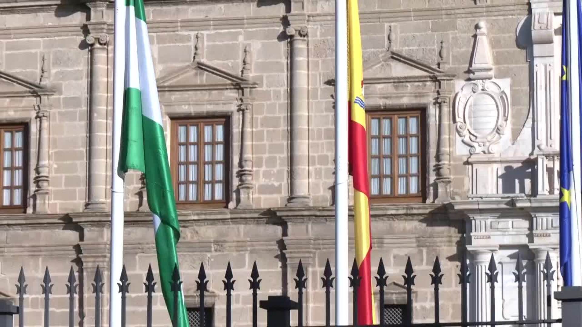 Instituciones ondean banderas a media asta por el luto tras el accidente de Adamuz (Córdoba)