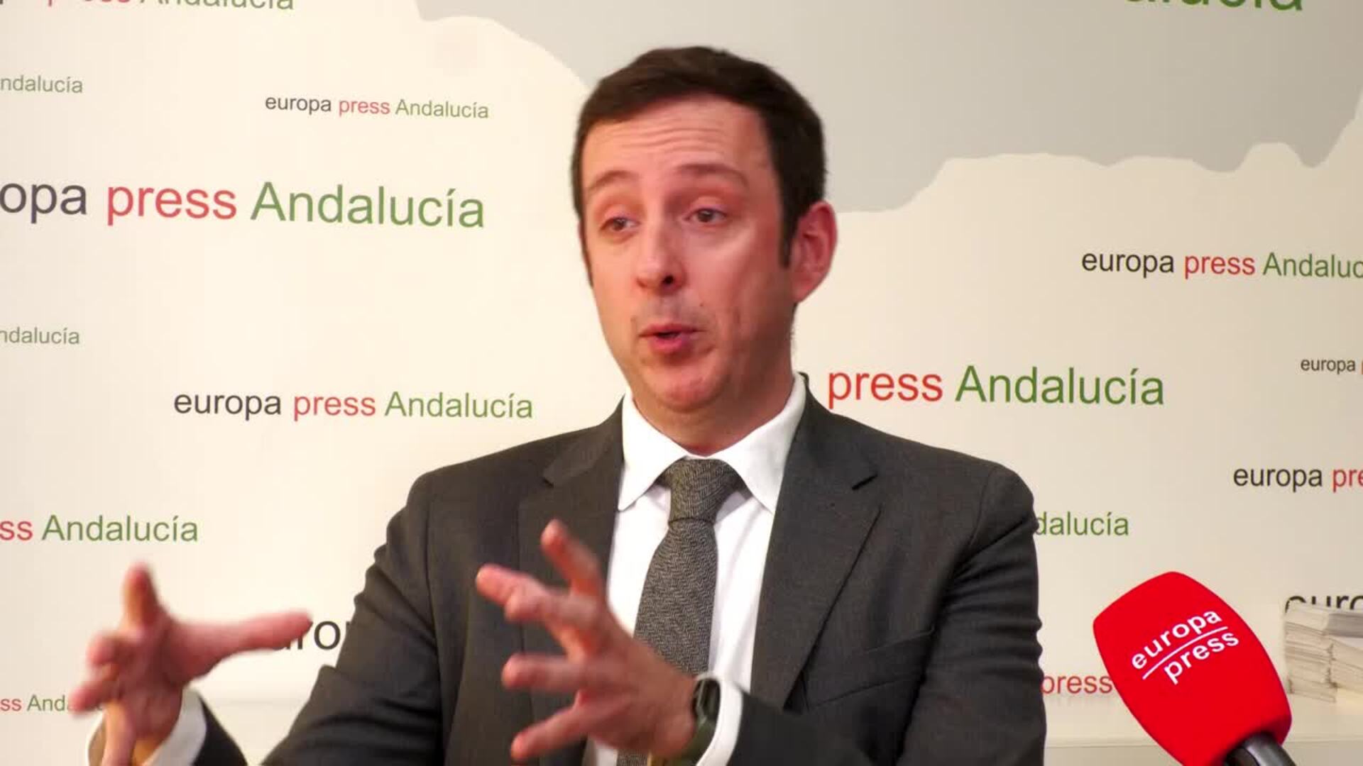 Millanes destaca que la nueva plataforma de carga libera espacio para aviación comercial