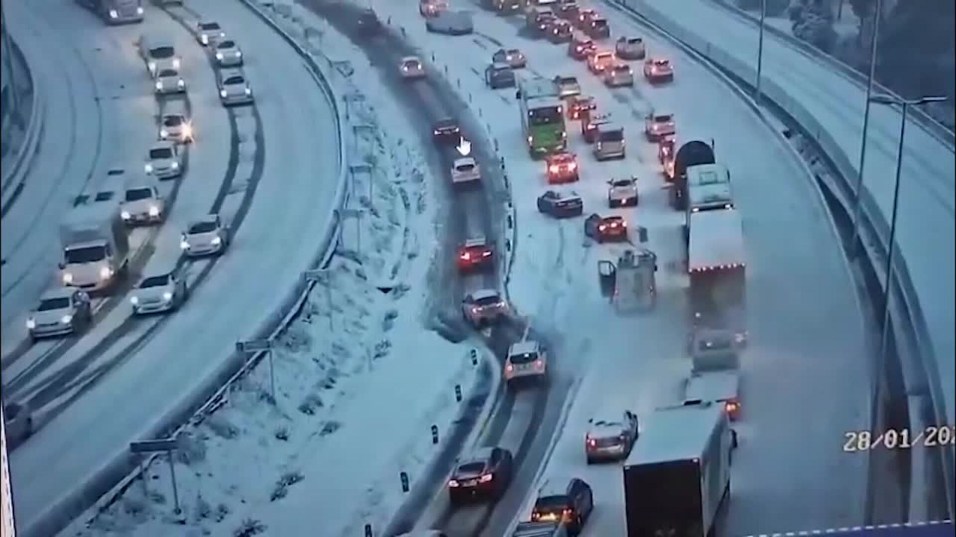 Cortada la autovía A-6 en Madrid por la nieve, con vehículos atrapados