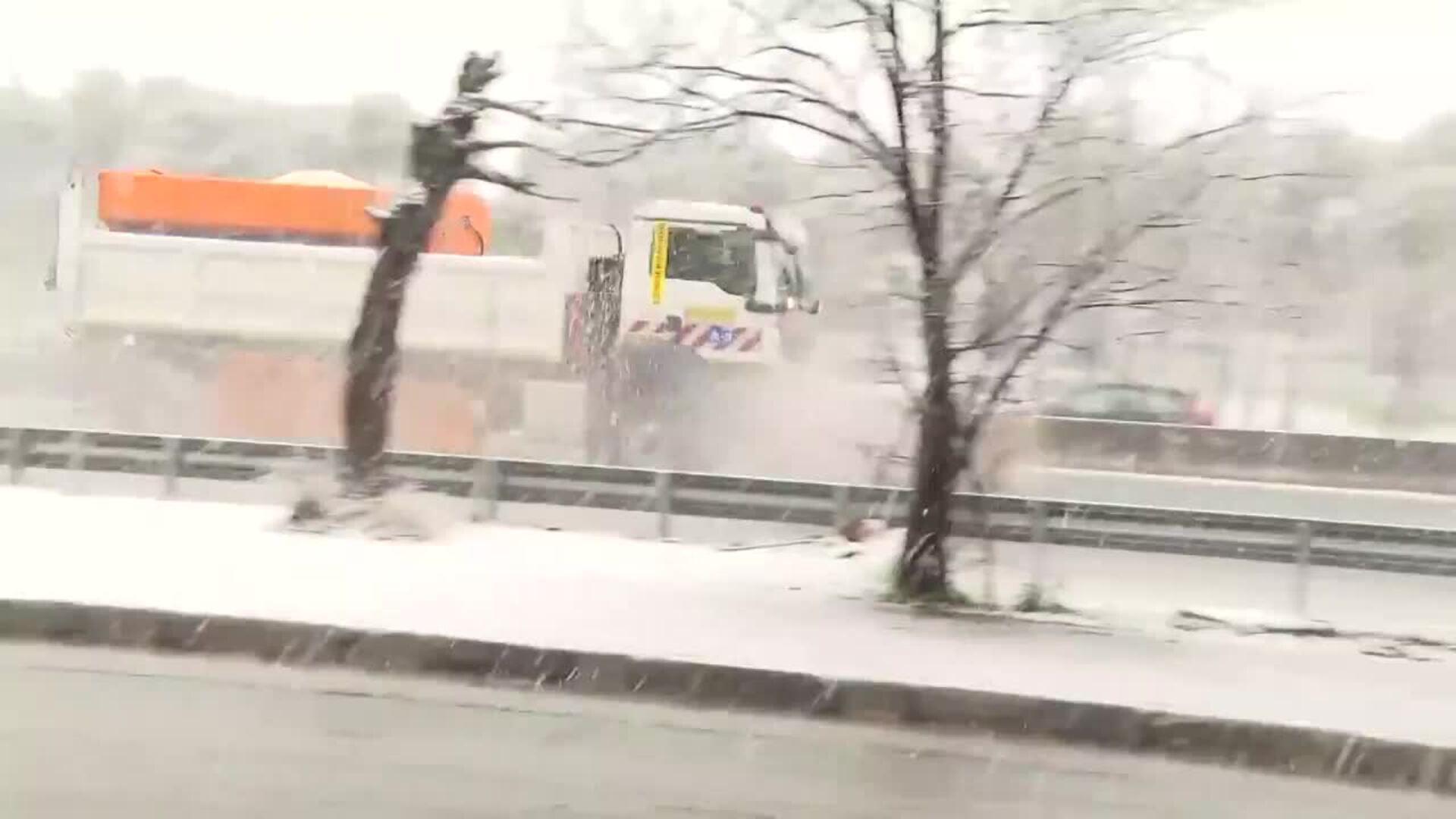 La nieve afecta a más de 75 carreteras, 15 en la red principal