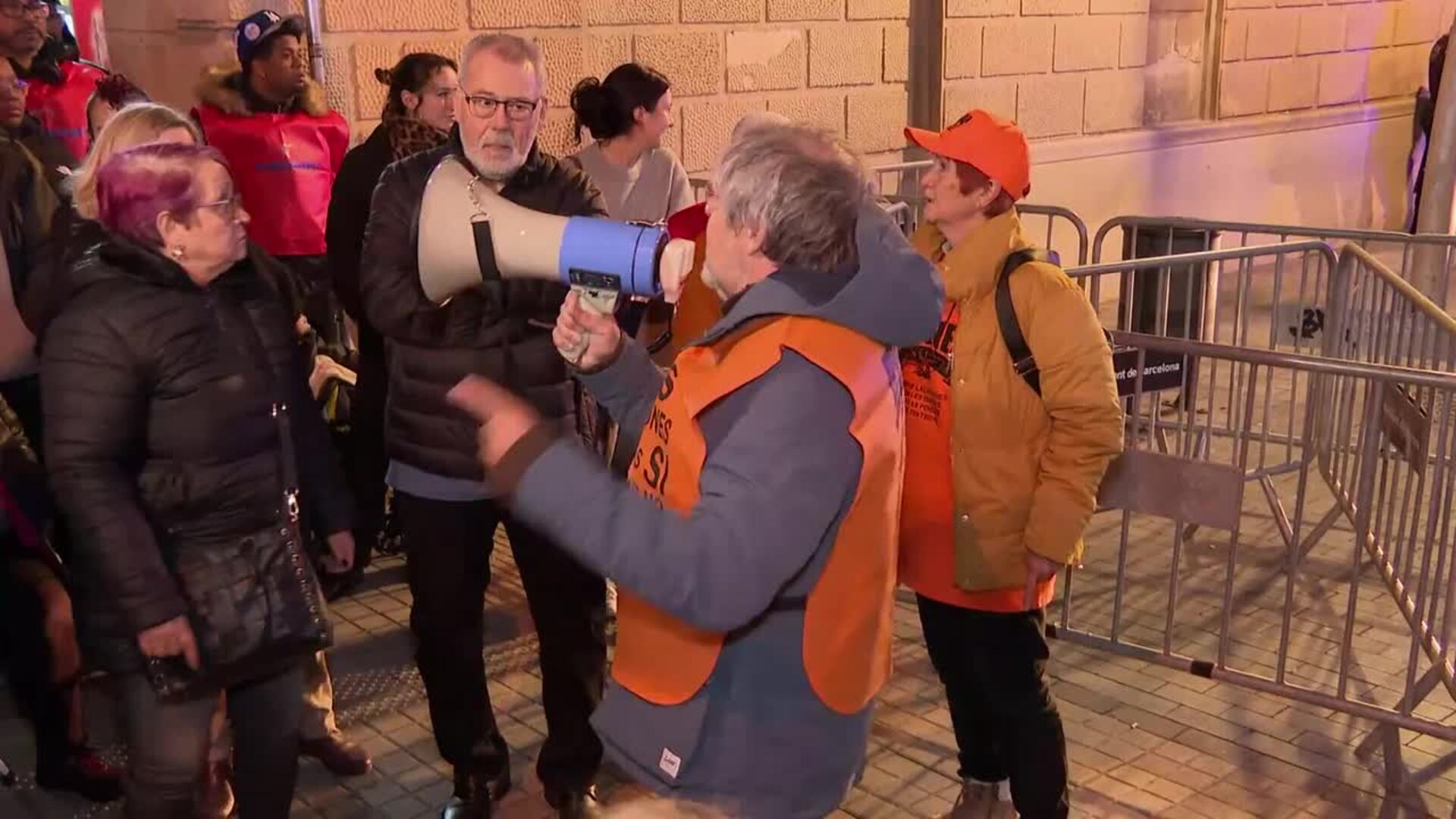Unas 200 personas se concentran ante la sede de Junts tras tumbar el 'escudo social'