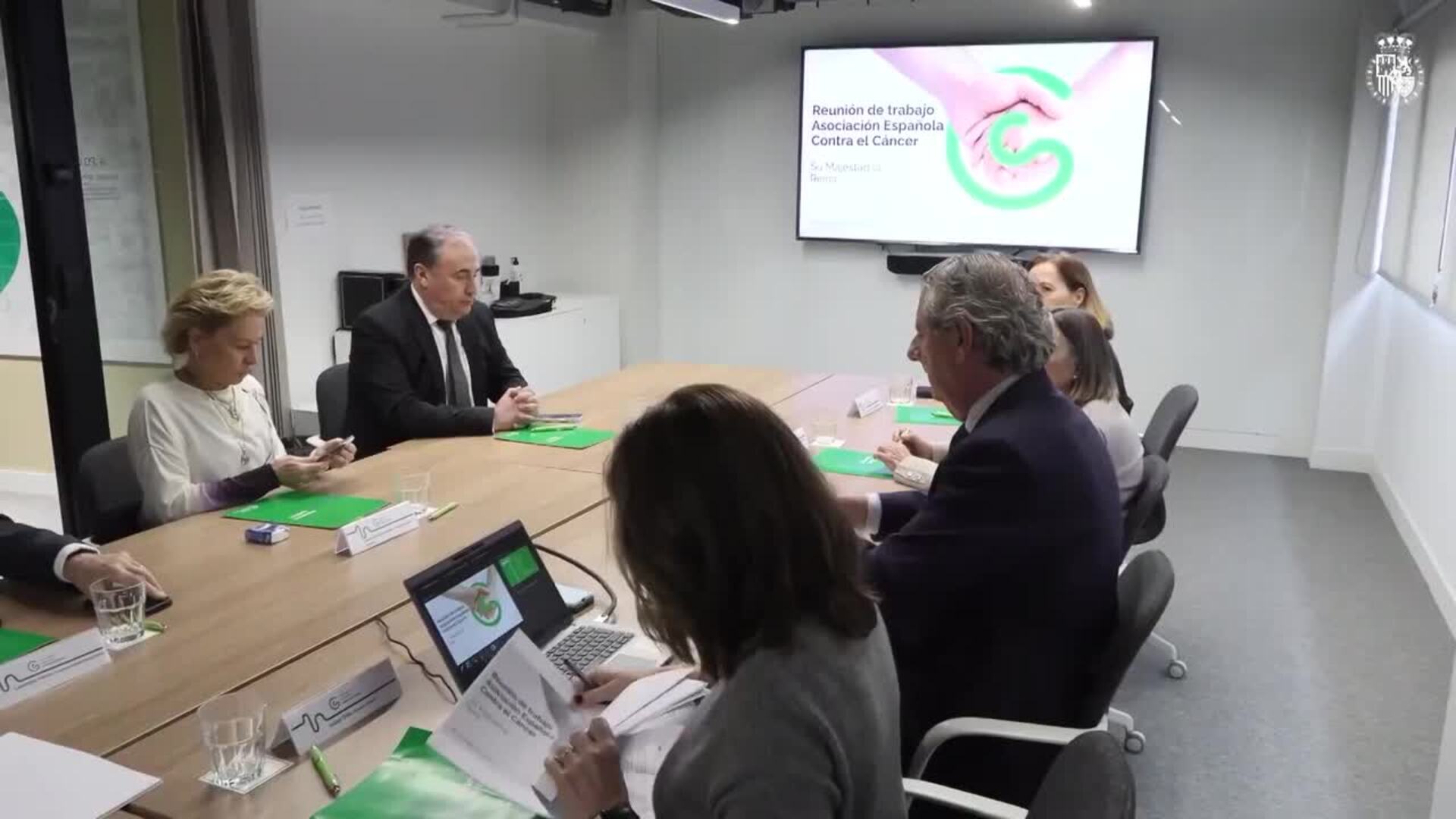 La Reina Letizia planta cara a la nevada en Madrid con un abrigo de lana en clave oversize