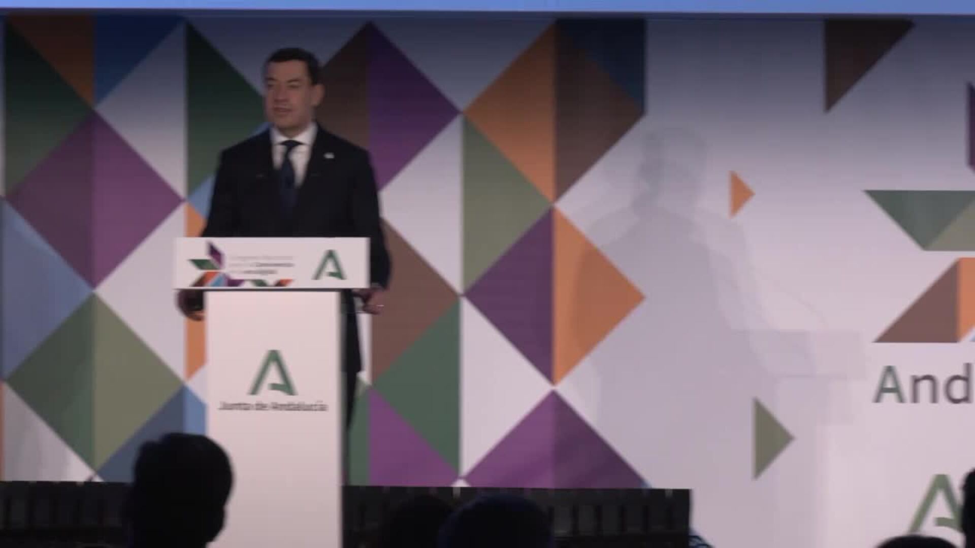 Moreno sugiere "poner límite" al acceso de menores a redes sociales por el móvil