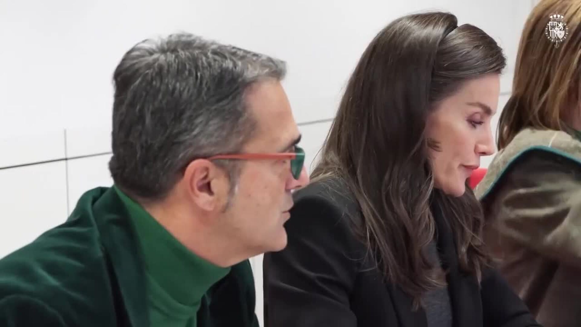 La Reina Letizia, una 'working girl' juvenil con diadema y el binomio de colores triunfador