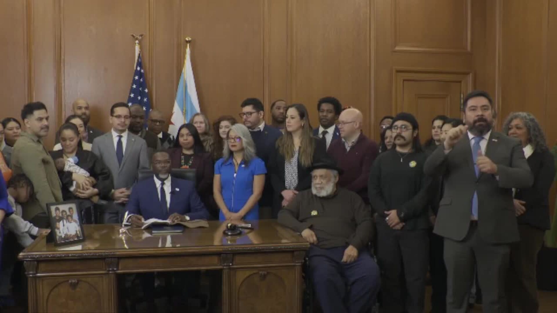 El alcalde de Chicago firma una orden ejecutiva para poder juzgar las actuaciones del ICE