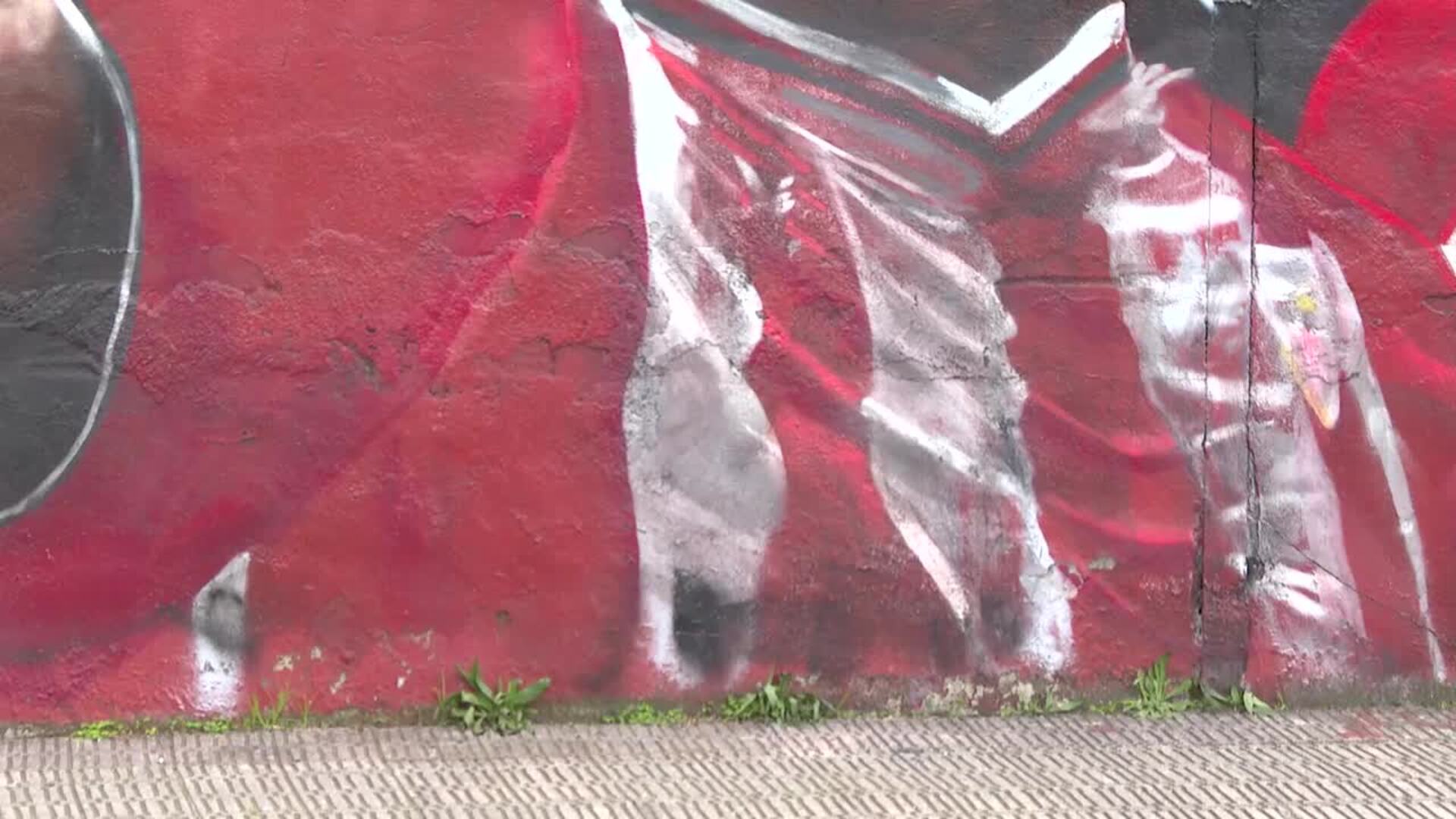 Realizan pintadas en el mural de los Williams en Barakaldo (Bizkaia)