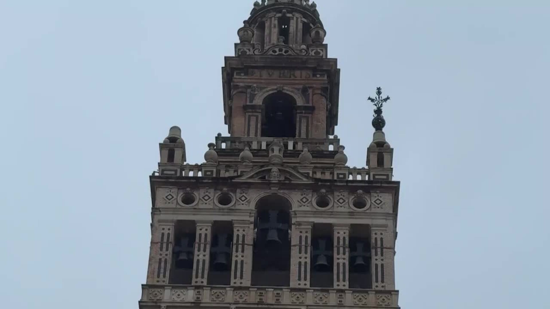 Desprendimiento de elementos de la Giralda por los fuertes vientos de la borrasca Leonardo