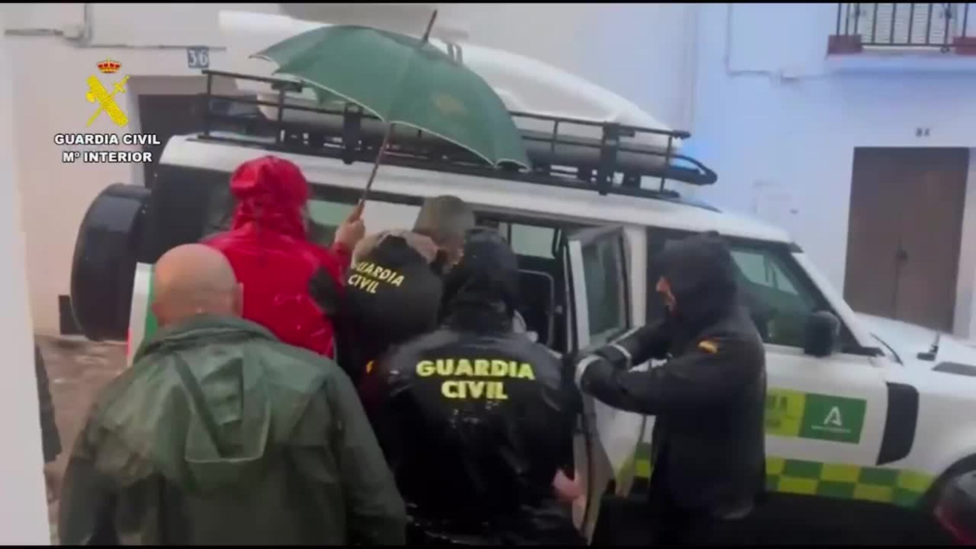 Vecinos de Grazalema (Cádiz), evacuados ante las inundaciones por la borrasca Leonardo