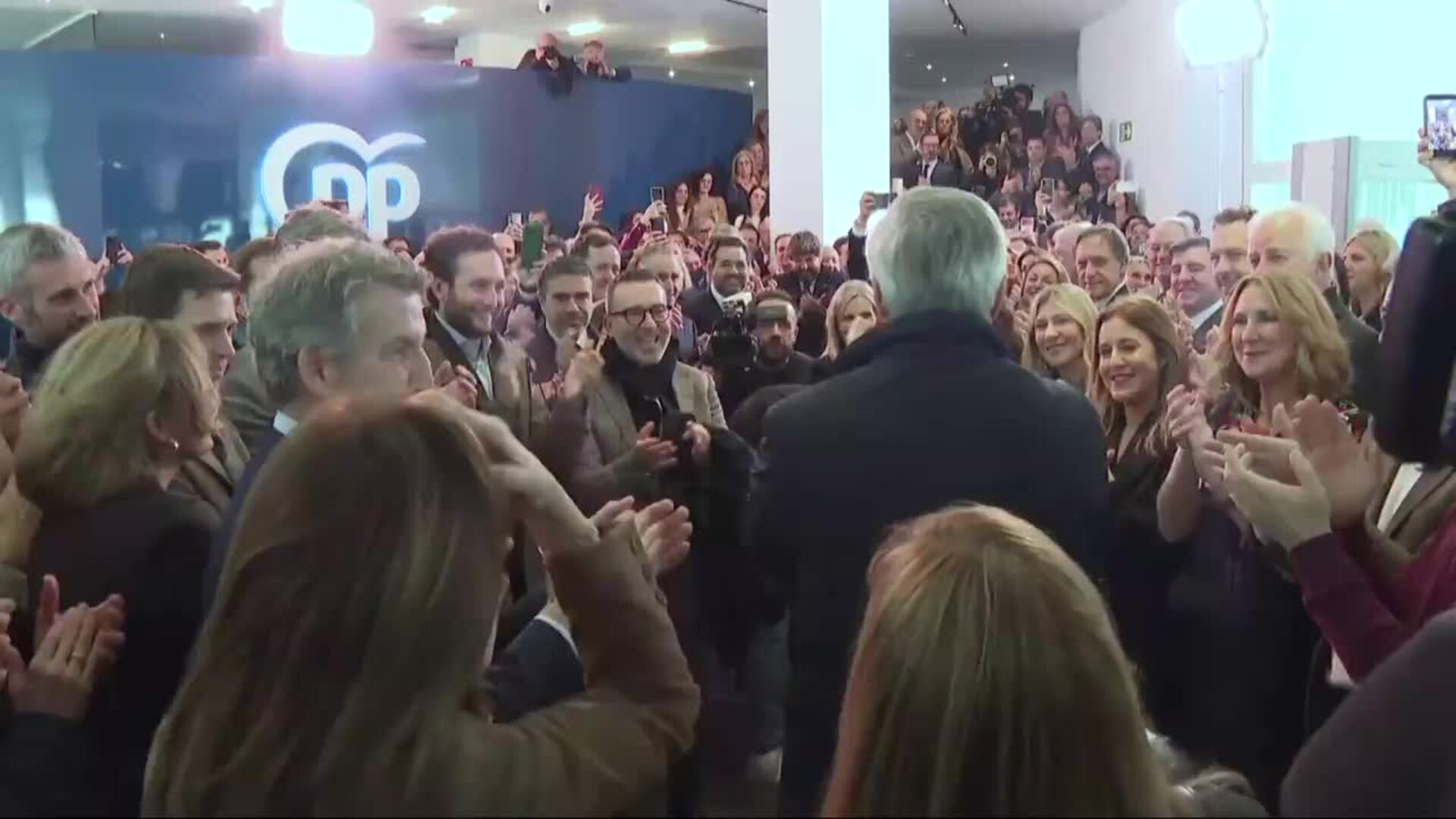 Feijóo, 'barones' y cargos de PP reciben con una ovación a Azcón en Madrid