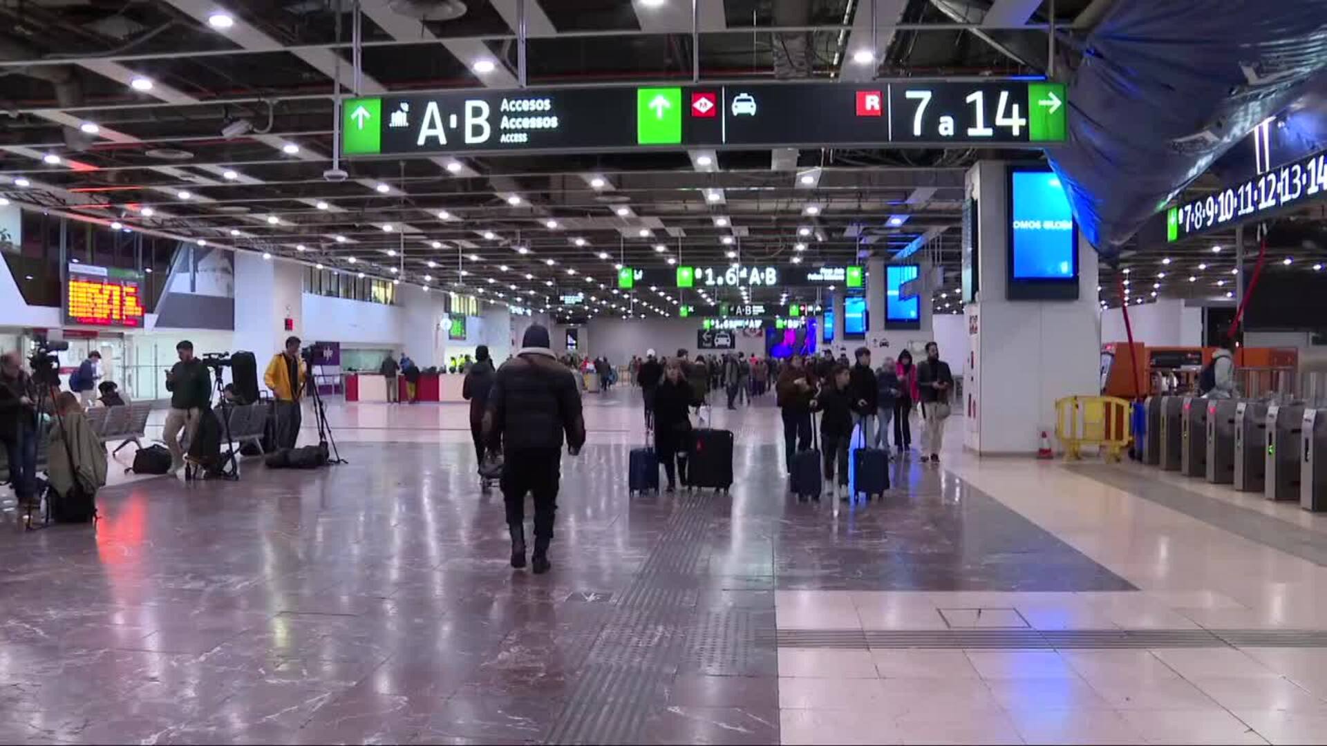 Pasajeros afectados en Barcelona por la huelga de maquinistas: "No sale ningún tren"