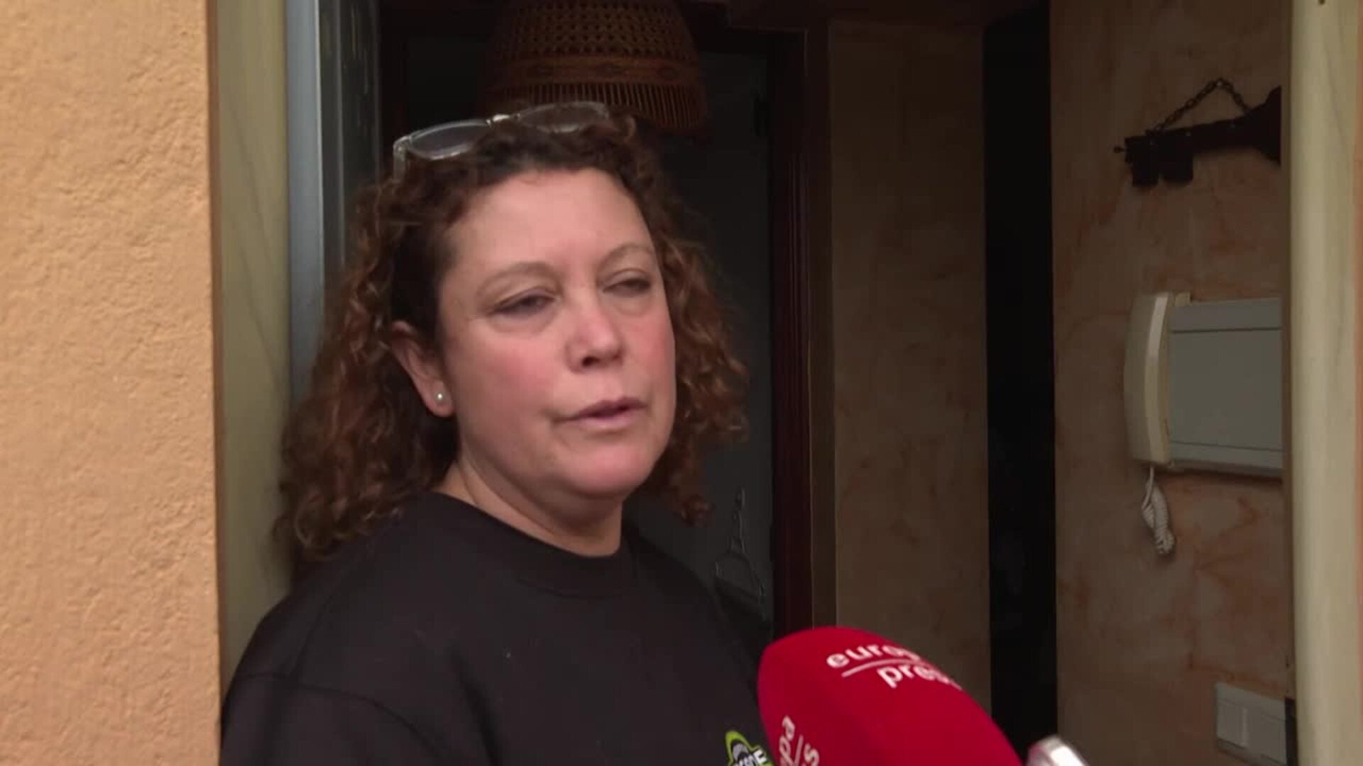 Vecinos desalojados de urbanización La Isleta de Coria regresan a casa: "Esto es un desastre"