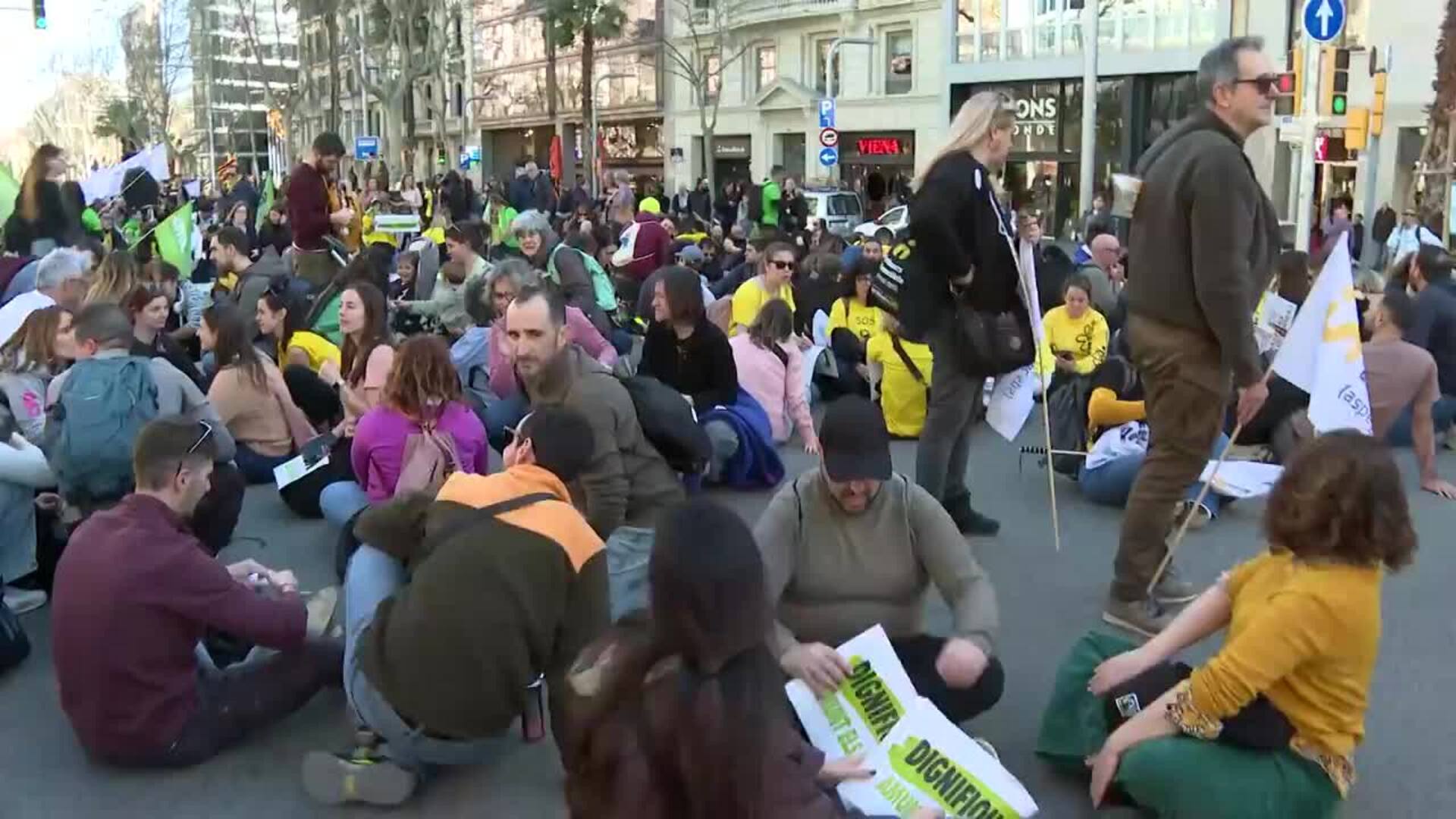 Miles de docentes se manifiestan en Barcelona hasta la Conselleria para pedir mejoras