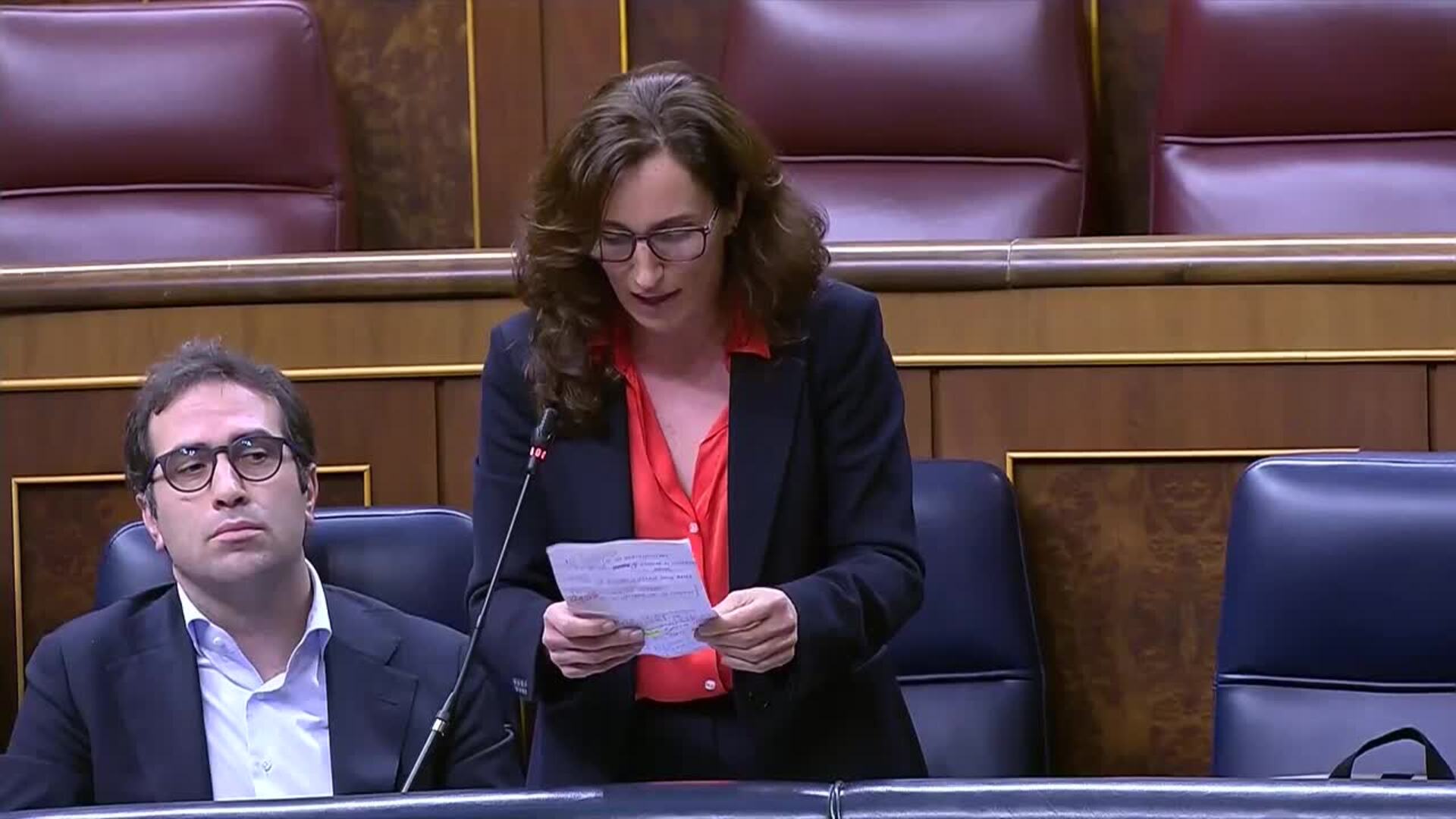 Mónica García asegura asumir "con orgullo" su responsabilidad por "defender la sanidad pública"