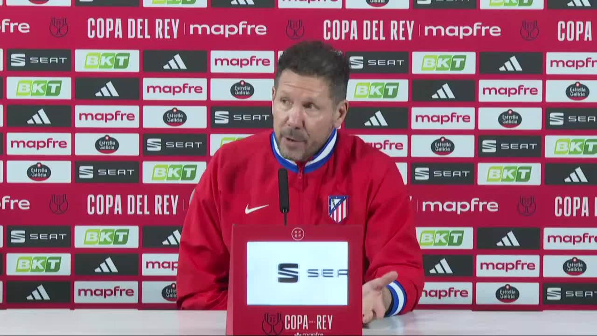 Simeone: "Debemos buscar el camino para quitarle la pelota al Barça todo el tiempo"