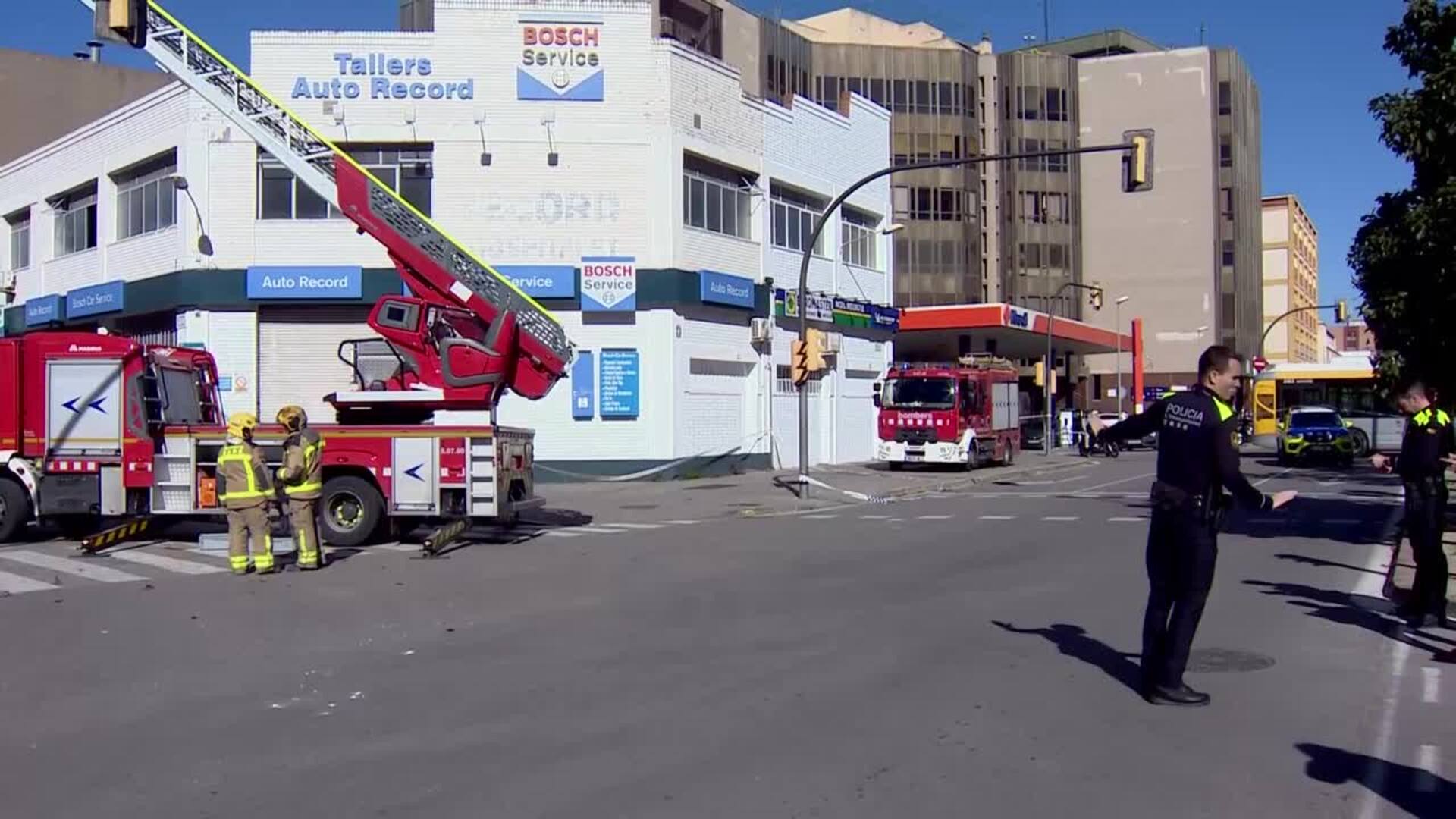 Una fachada cae en l’Hospitalet por el fuerte viento en Catalunya y deja una herida leve
