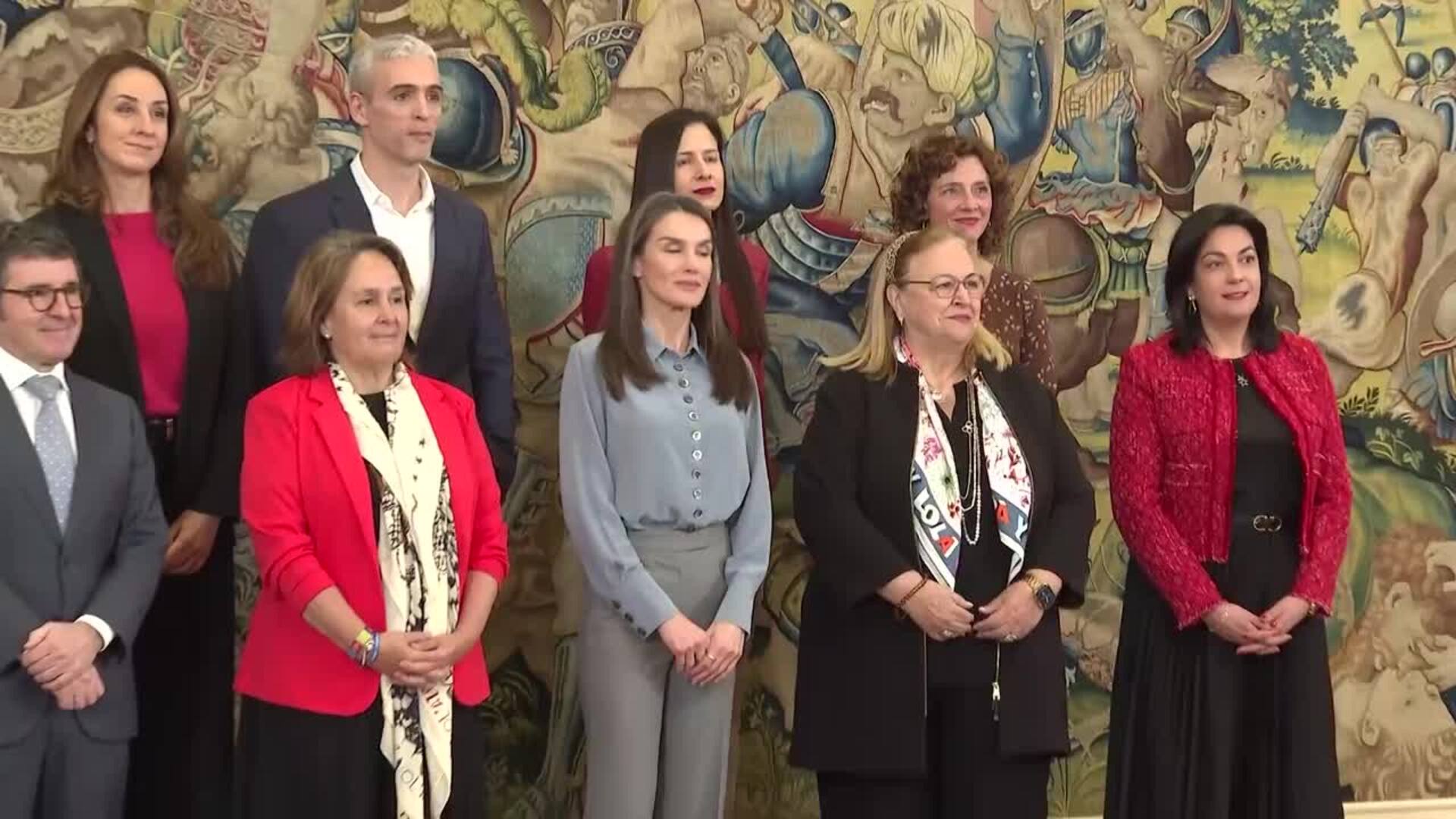 La reina Letizia arrasa con una camisa de rebajas con una original hilera de botones