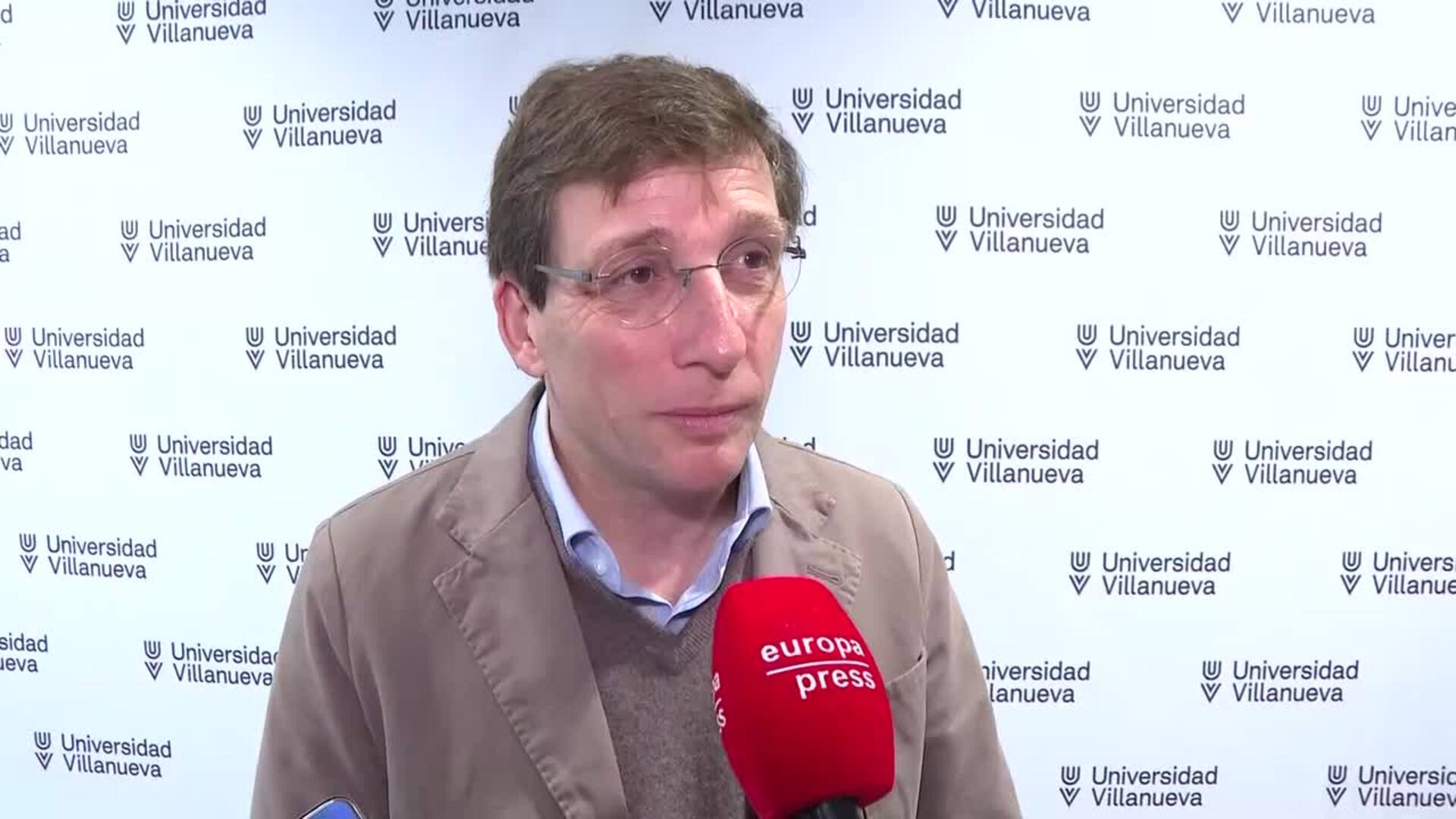 Almeida y estudiantes debaten sobre el futuro de Madrid