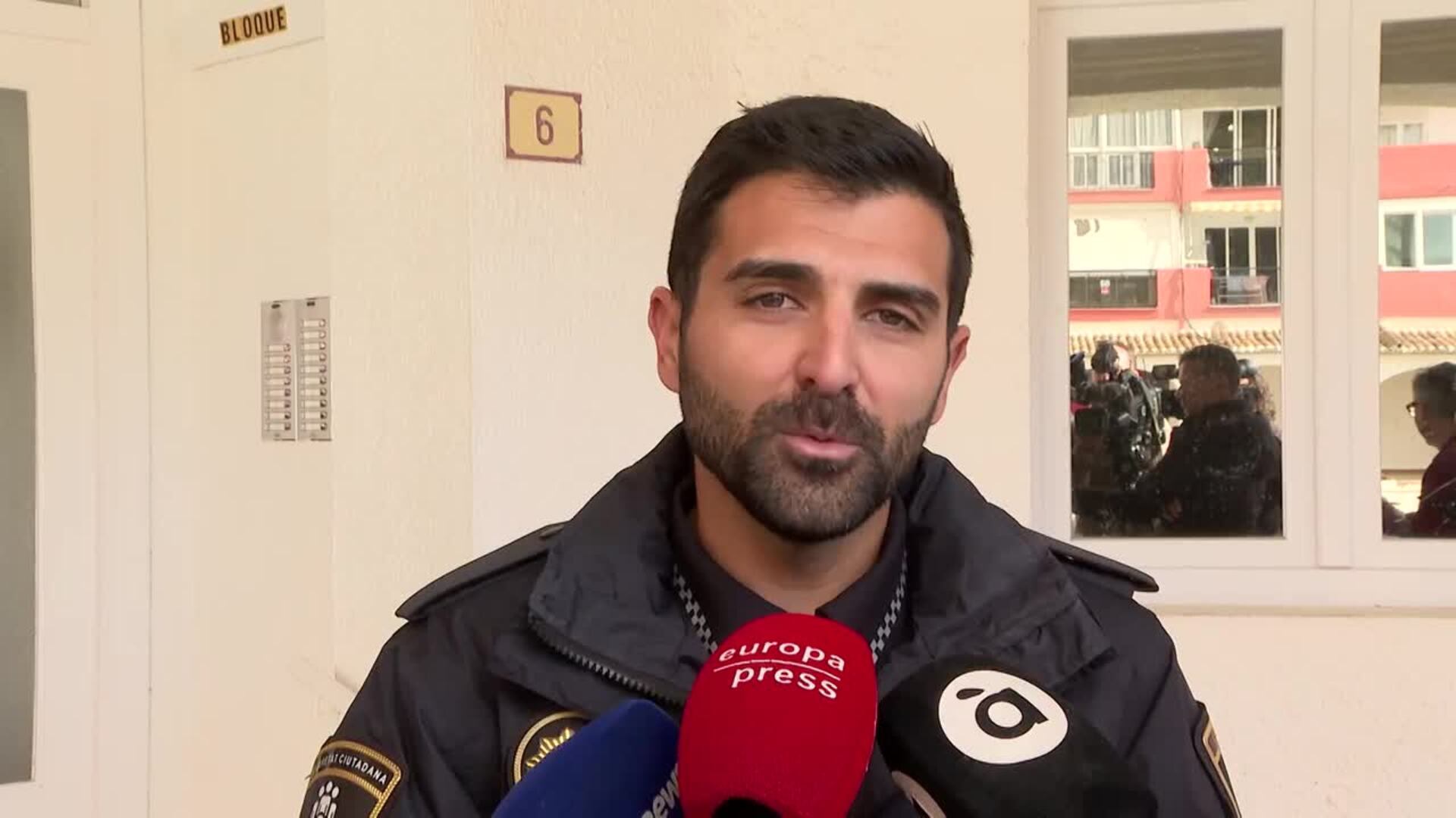 Un policía salva a siete personas en el incendio de Xàbia (Alicante): "No podía estar parado"