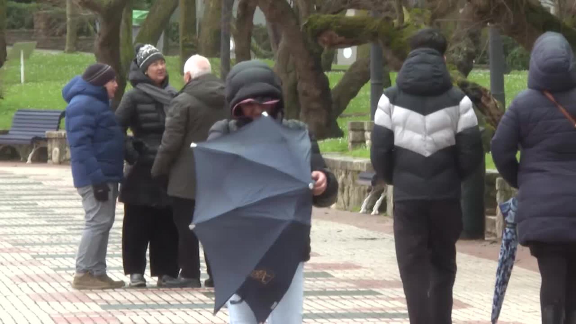 'Oriana' trae fuerte oleaje, lluvia y viento al norte del país