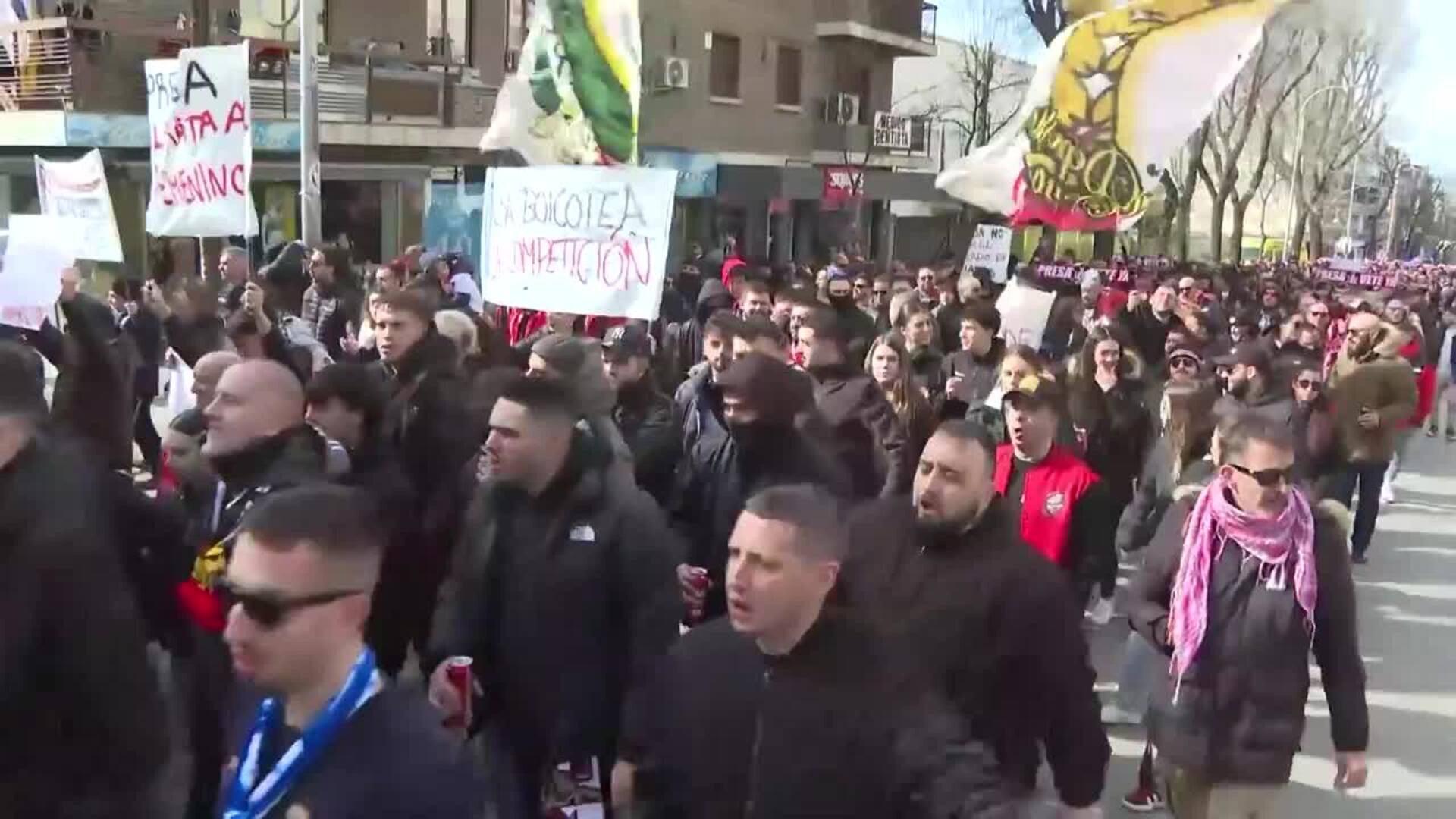 Aficionados del Rayo Vallecano protestan contra Martín Presa y su "nefasta gestión" del club