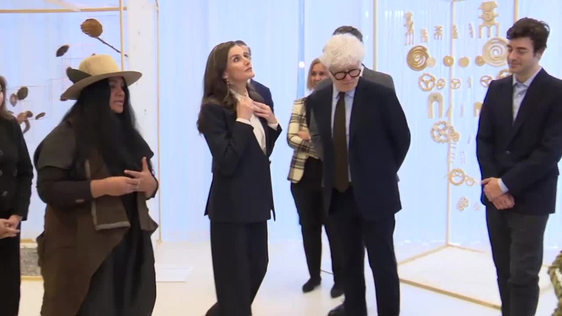 La Reina Letizia, sofisticación en estado puro con blusa romántica con maxi lazada