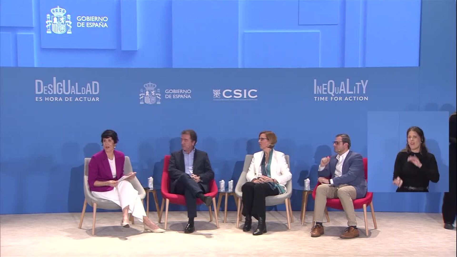 Elma Saiz destaca el impacto del IMV y afirma que "la pobreza se ha reducido en España"