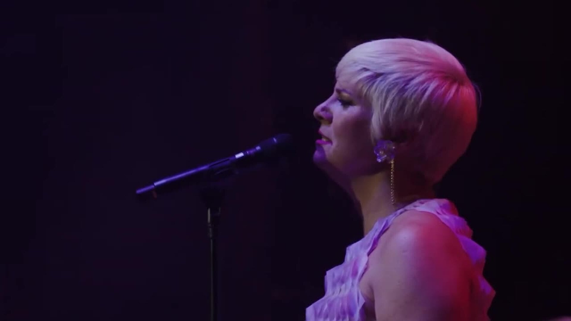 Pasión Vega le canta a Pedro Almodóvar con la ranchera "En el último trago"