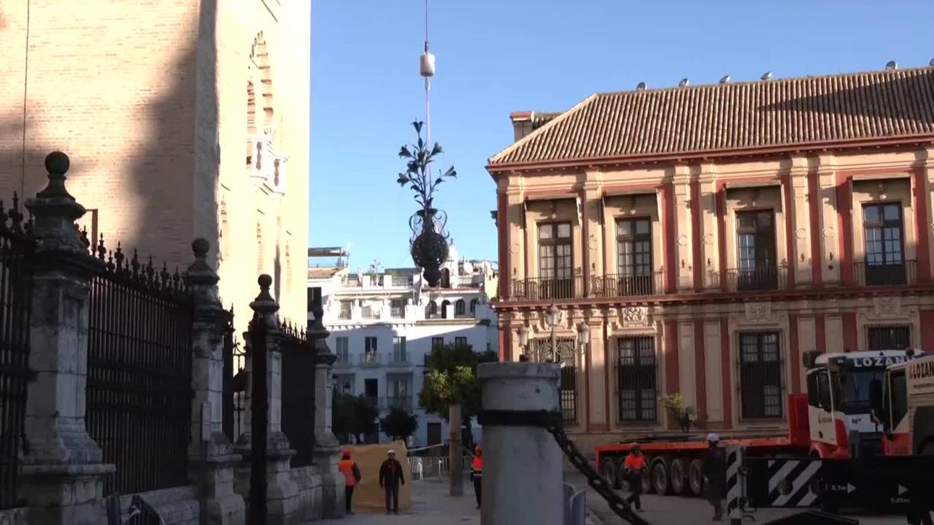Comienzan las tareas de retirada de las azucenas de la Giralda