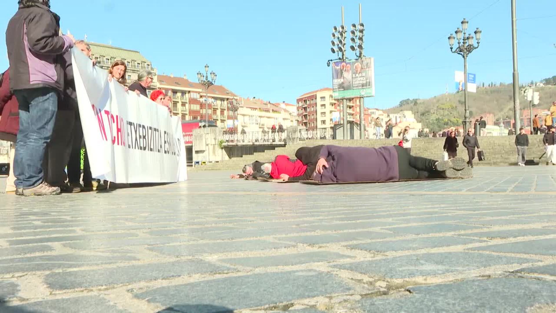 Concentración de la Plataforma por el Derecho a la vivienda en Bilbao
