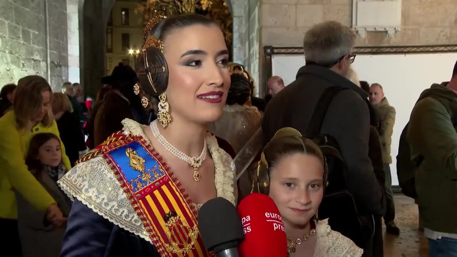 Miles de valencianos se dan cita en las Torres de Serrano para dar la bienvenida a las Fallas