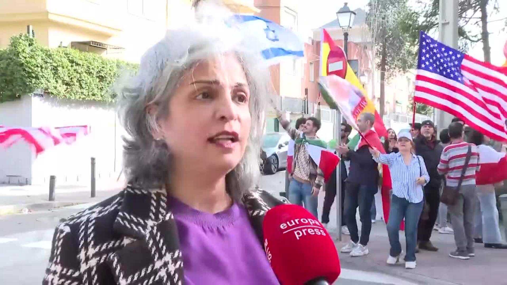 Iraníes celebran la muerte de Jamenei frente a la Embajada: "Era peor que Hitler"