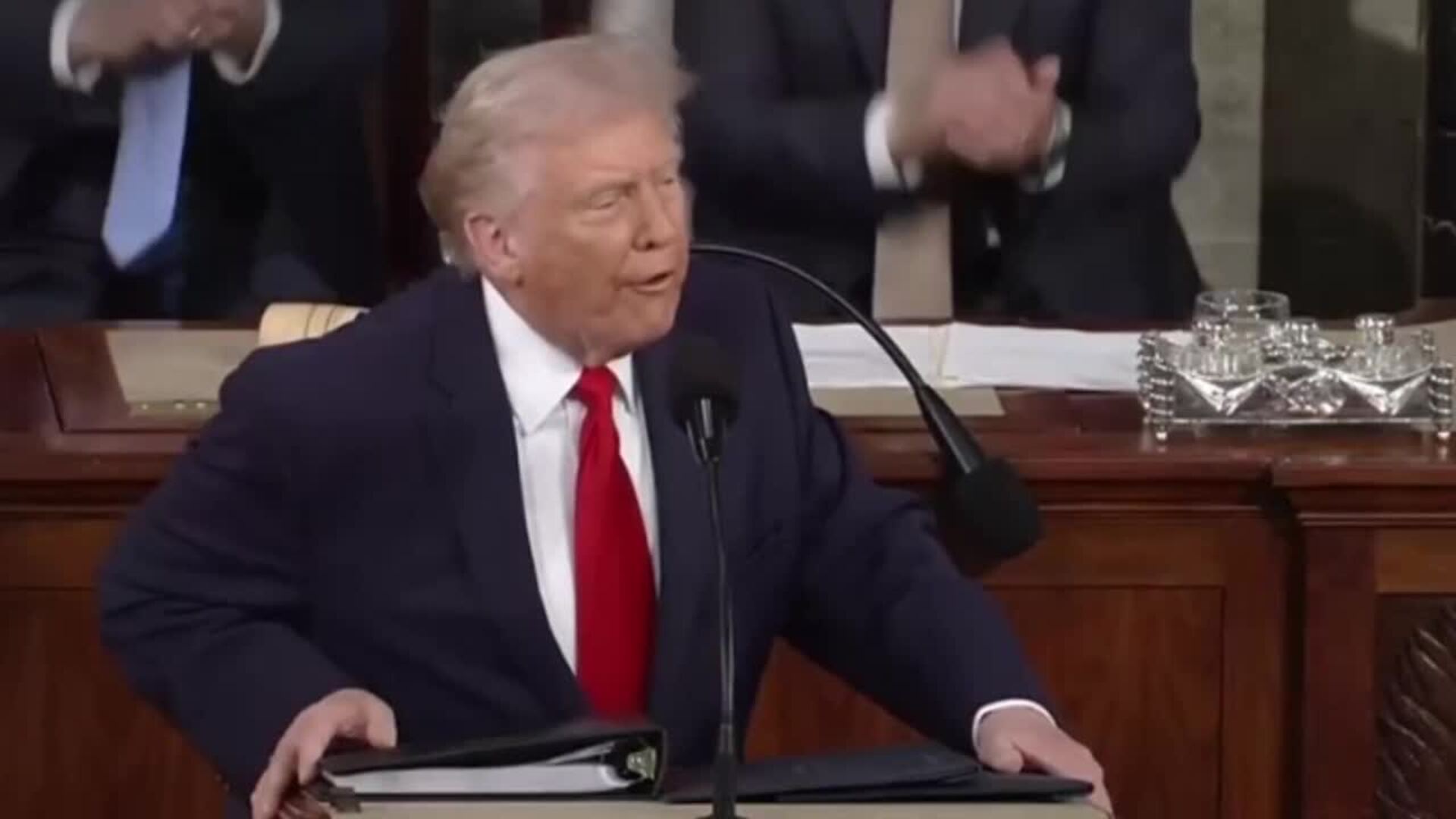 Trump anuncia que la "gran ola" de ataques contra Irán "está a punto de llegar"