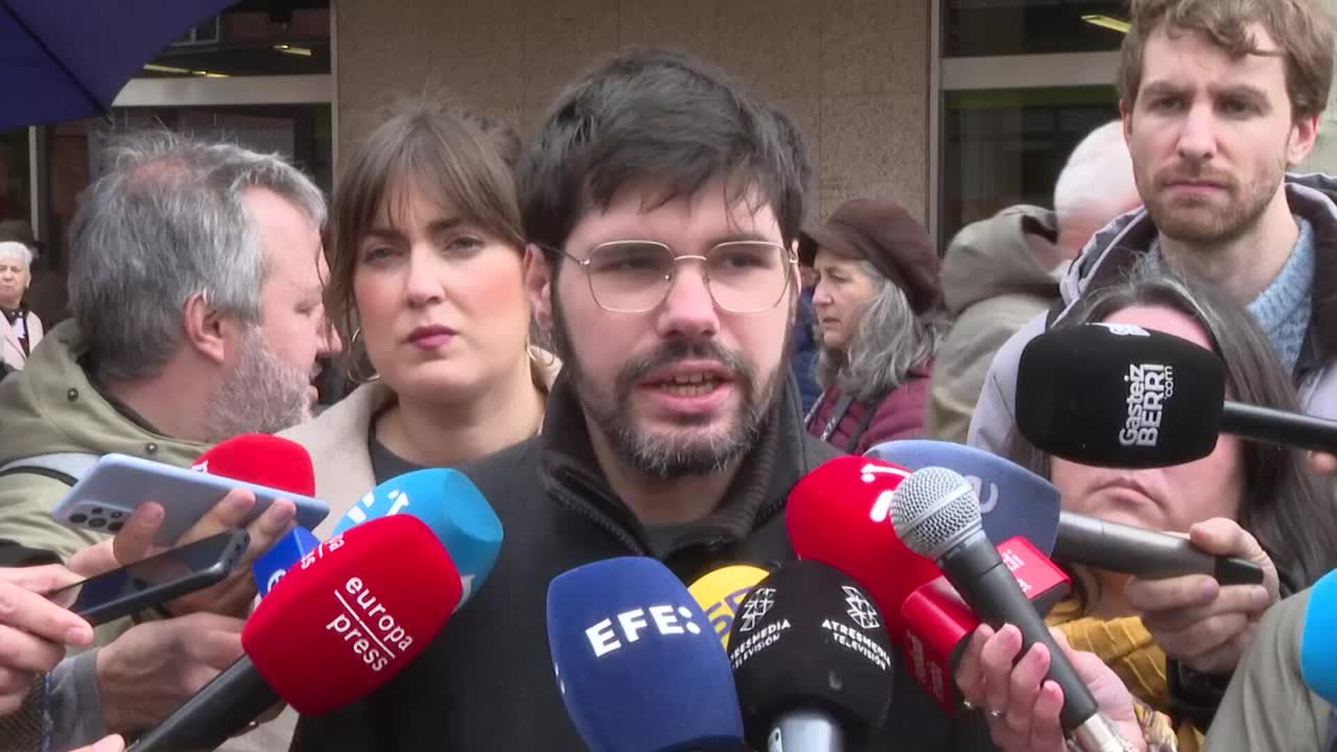 Sumar pide "verdad, justicia y reparación" y desclasificar los documentos del 3 de marzo