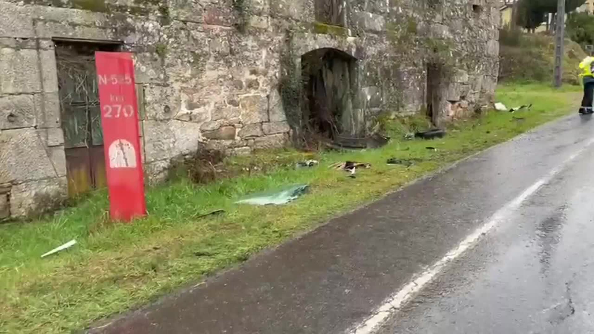 El impacto de un coche contra una casa en Piñor (Ourense) deja tres heridos, dos de ellos graves