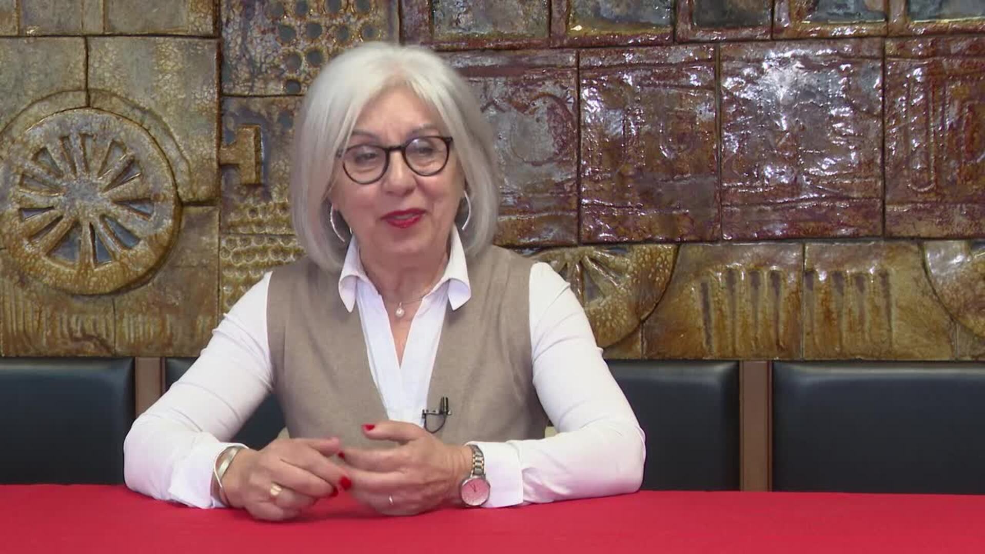 Pioneras en sus profesiones valoran los cambios, aunque ellas aún "tienen que demostrar más"