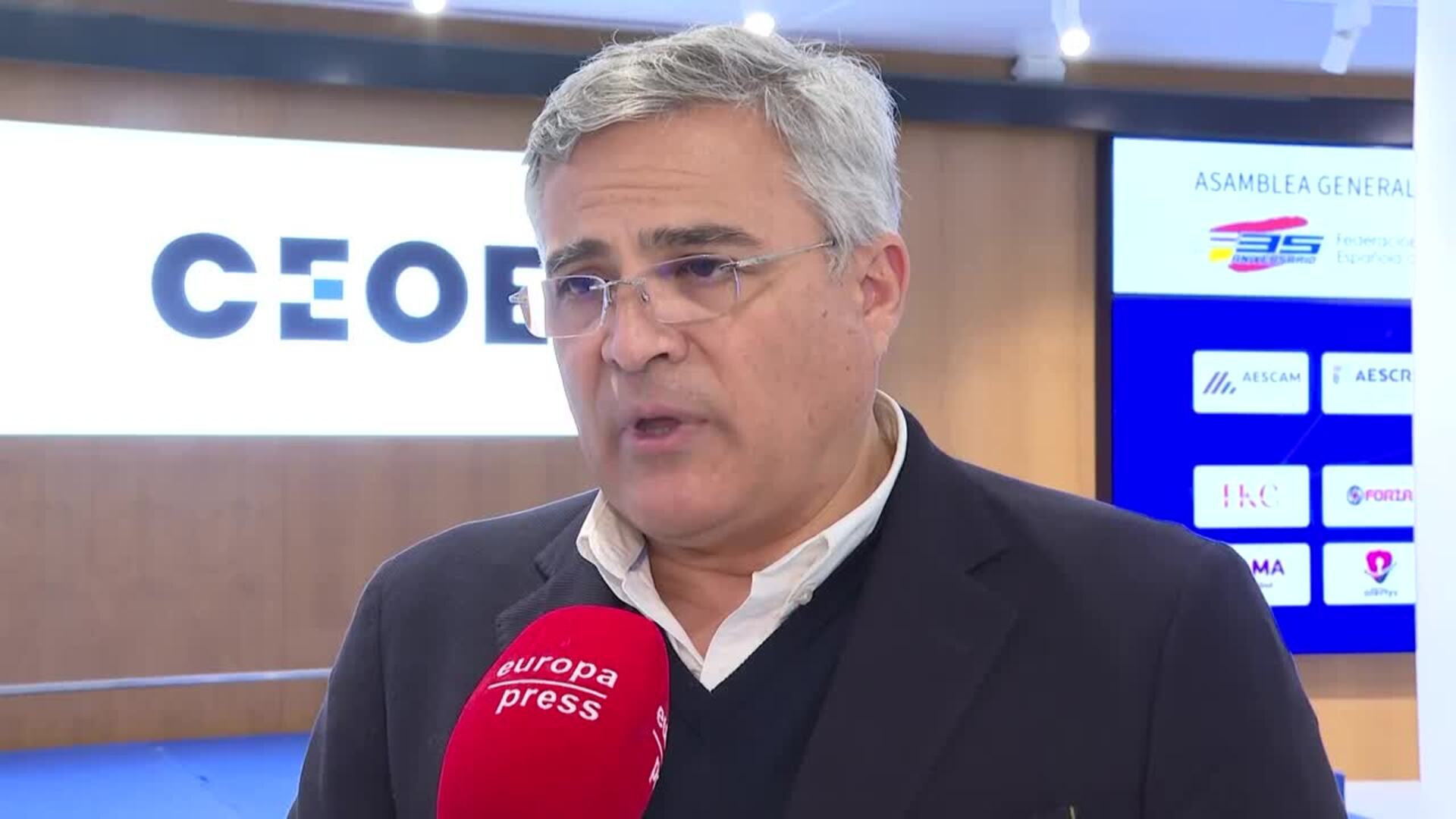 Empresarios y consumidores piden una bajada del IVA y de los impuestos sobre hidrocarburos