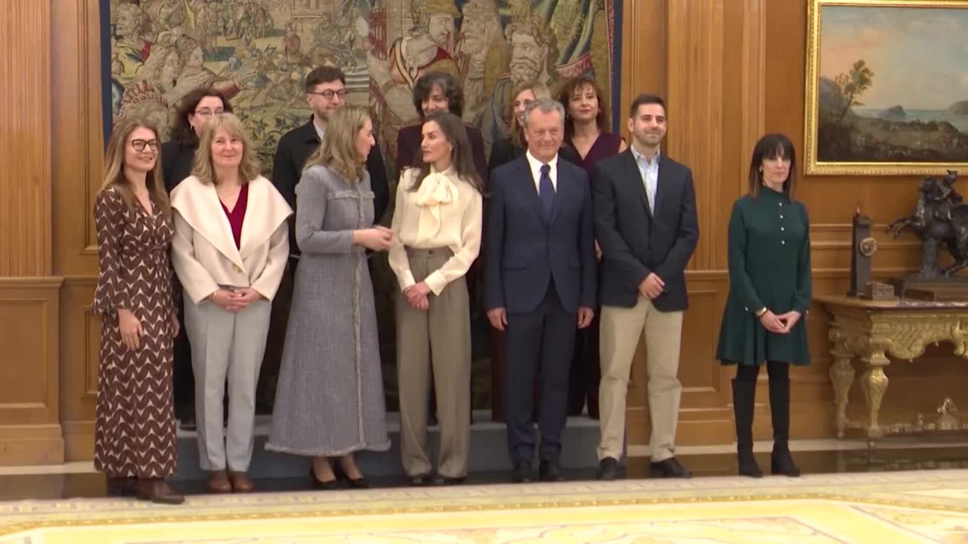 La Reina Letizia rescata su prenda 'fetiche' y enamora con un look ejecutivo en clave romántica