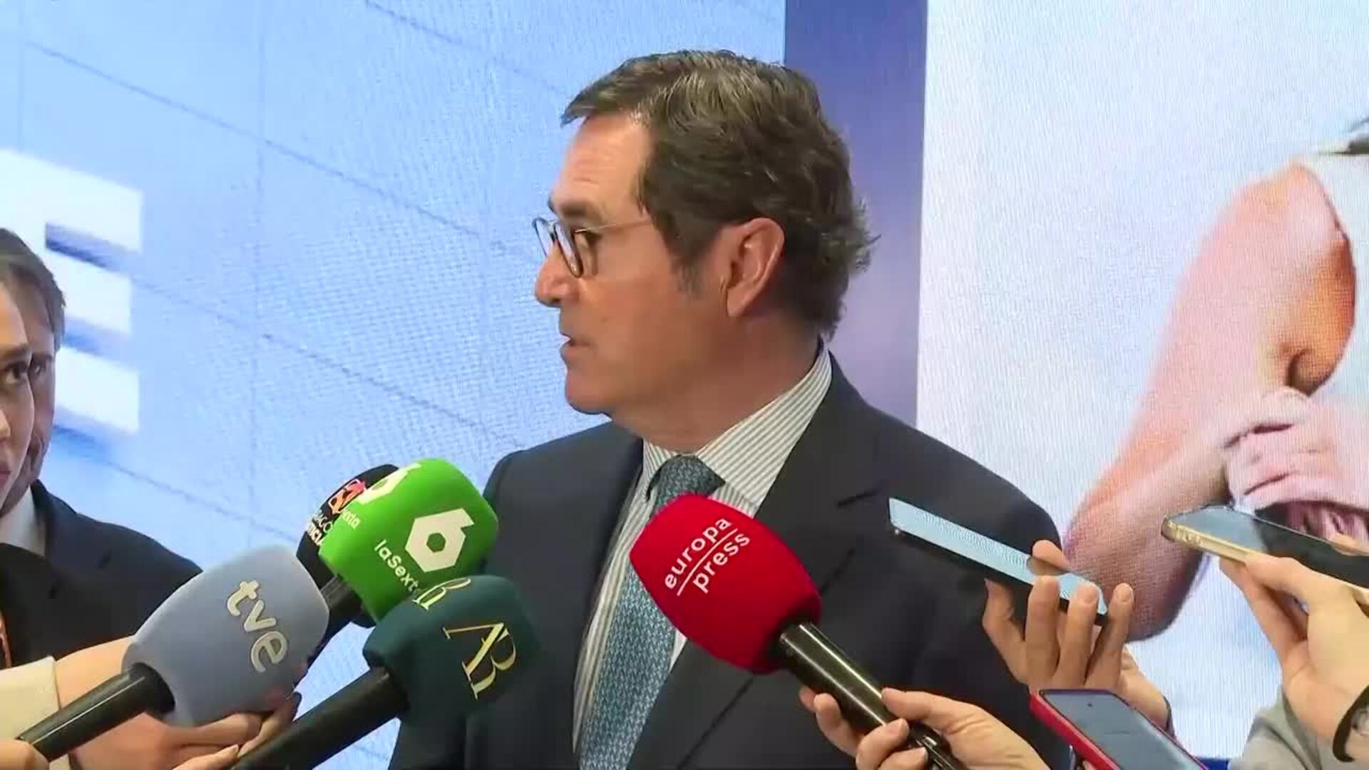 La CEOE rechaza bonificaciones a combustibles y aboga por bajar impuestos