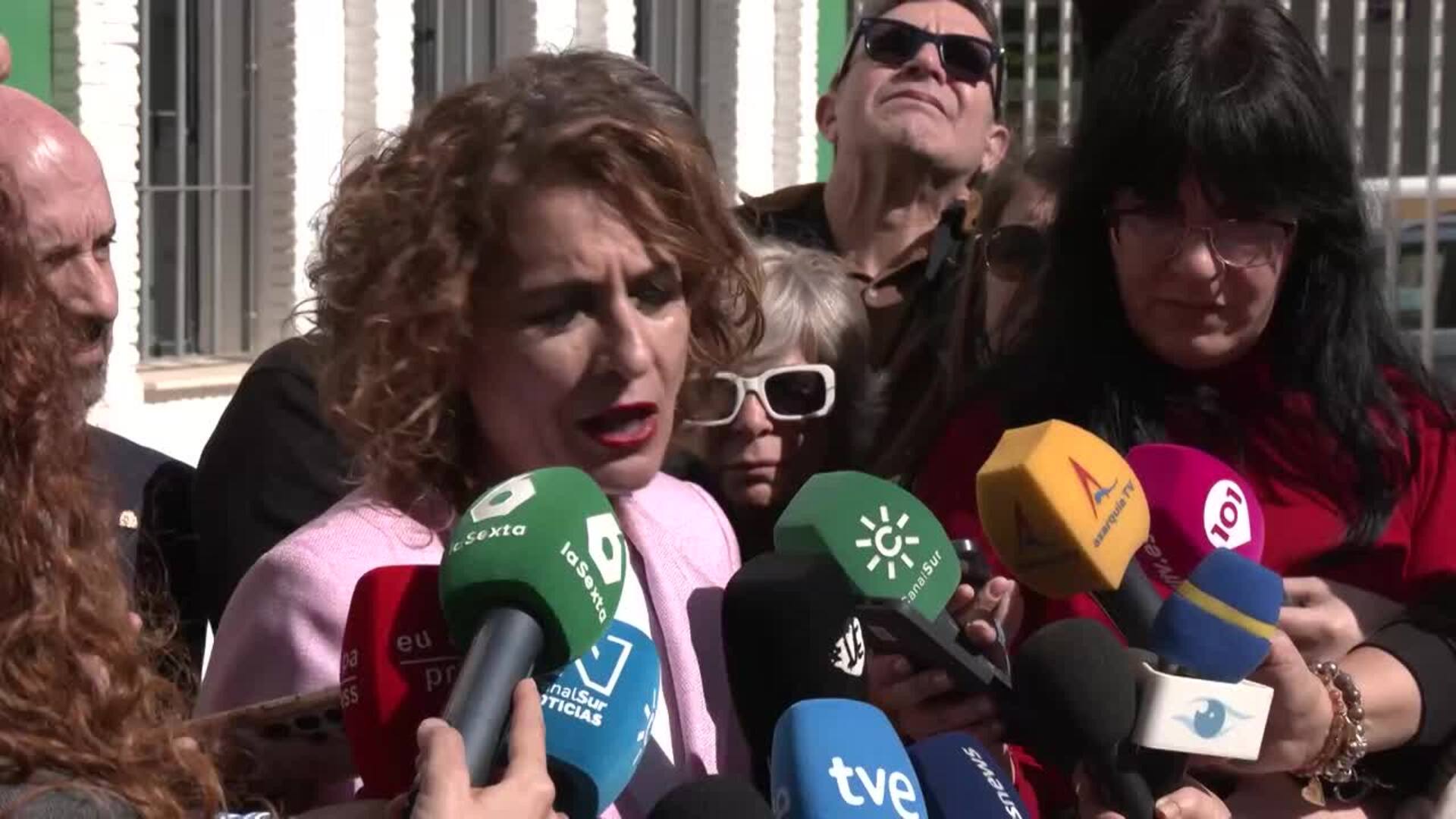 Montero destaca que va a "ahorrar 200 millones" a Andalucía construyendo una desaladora