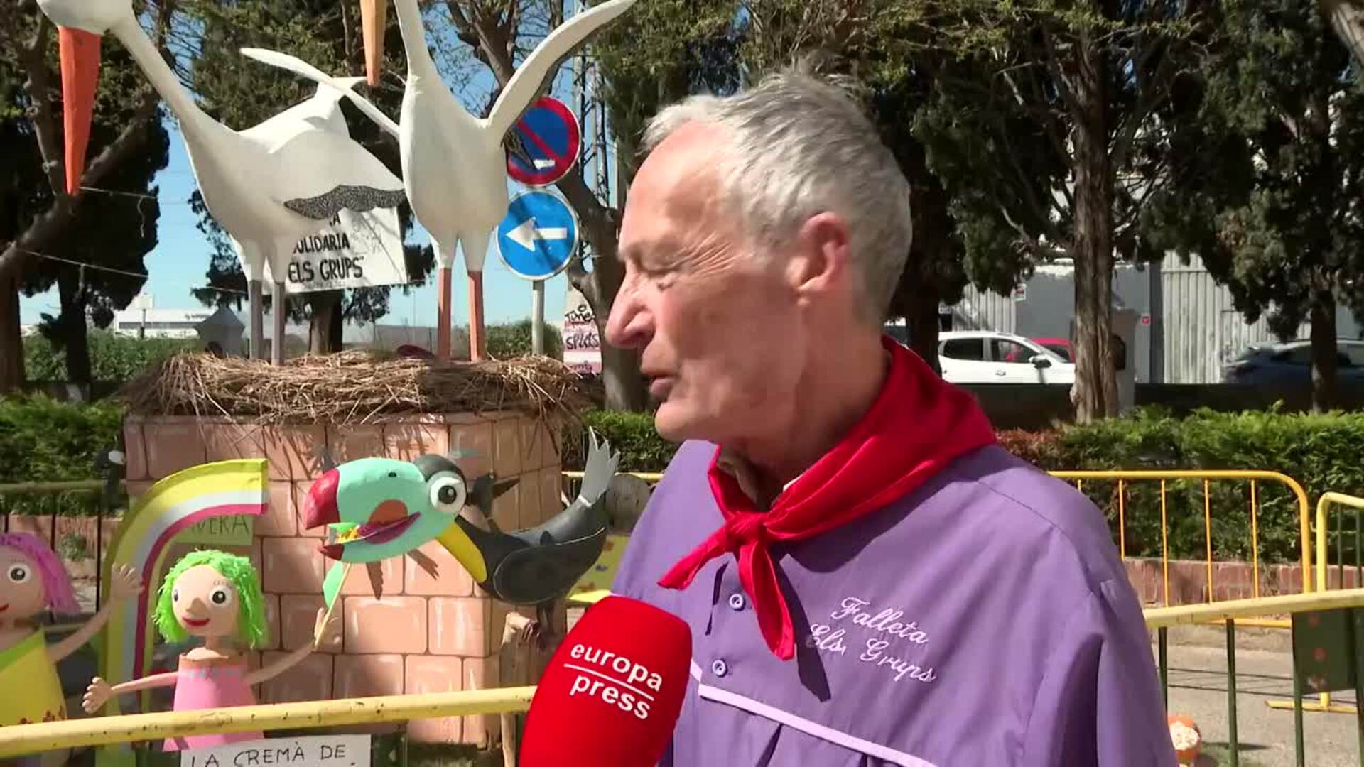 Un artista aficionado vuelve a triunfar con la falla solidaria ‘Els Grups’