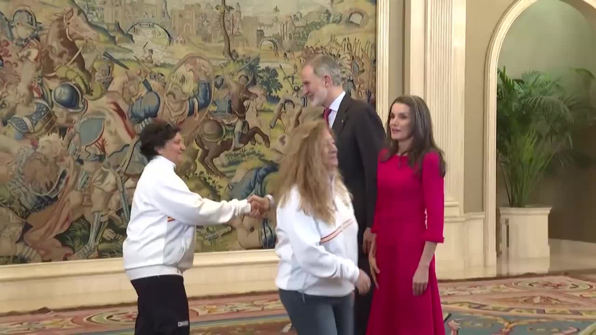 La Reina Letizia se adelanta a la primavera con su vestido rosa de 'tweed' tipo Chanel