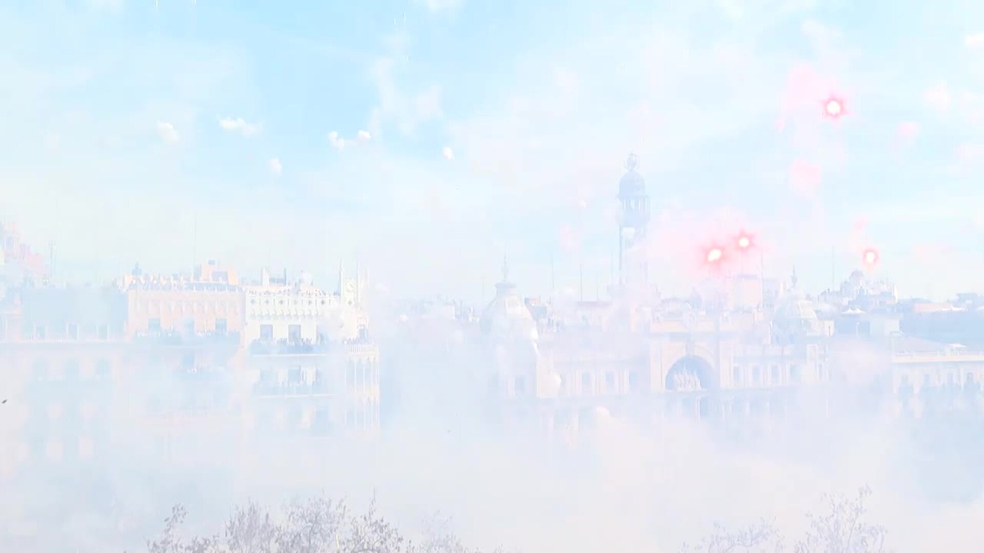 Una senyera de humo y un final de mucho ritmo en la Mascletà de Valencia