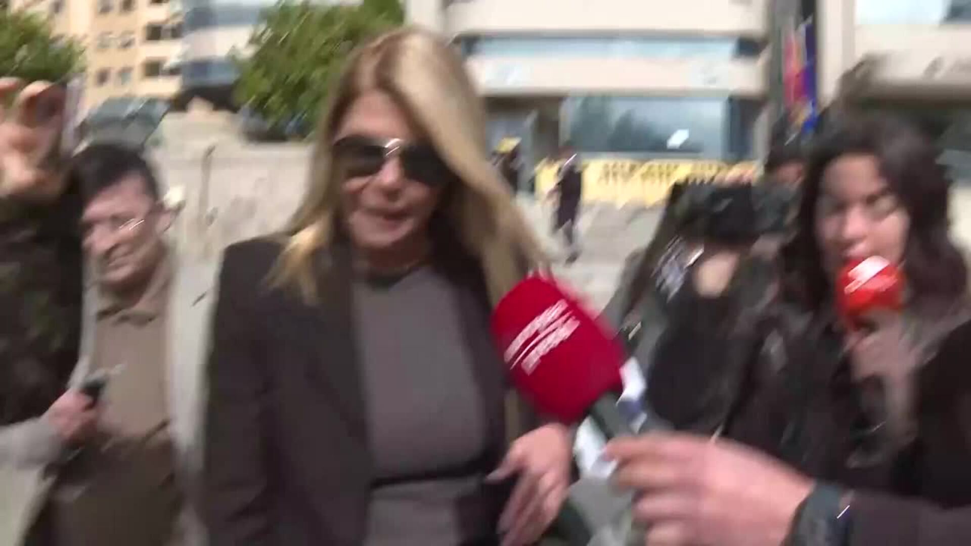 Laura Matamoros, fría reacción al tenso reencuentro de su padre y Makoke en los juzgados