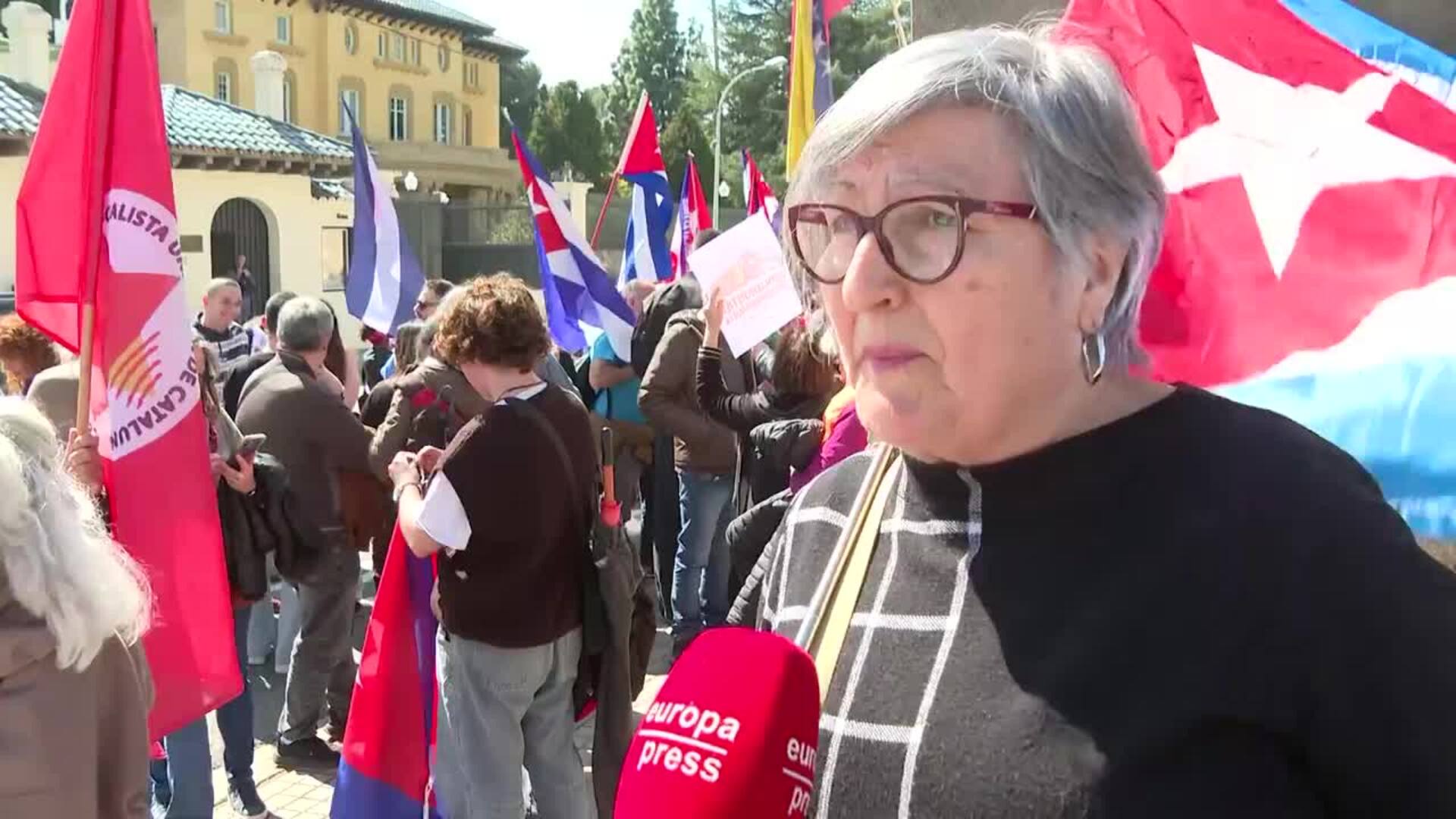 Un centenar de personas protesta ante el consulado de EEUU de Barcelona por el bloqueo a Cuba