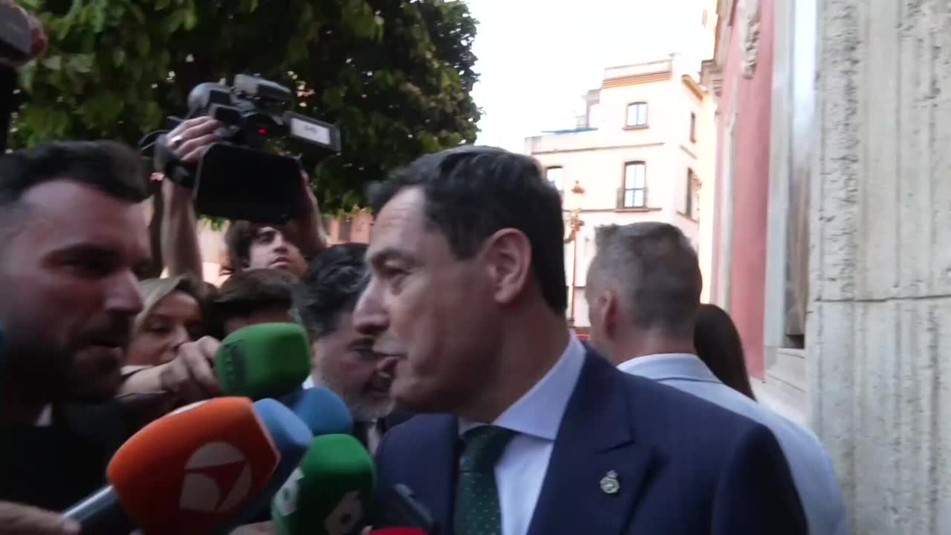 Moreno reitera su "respeto y admiración" por Felipe González aunque sea socialista y no del PP