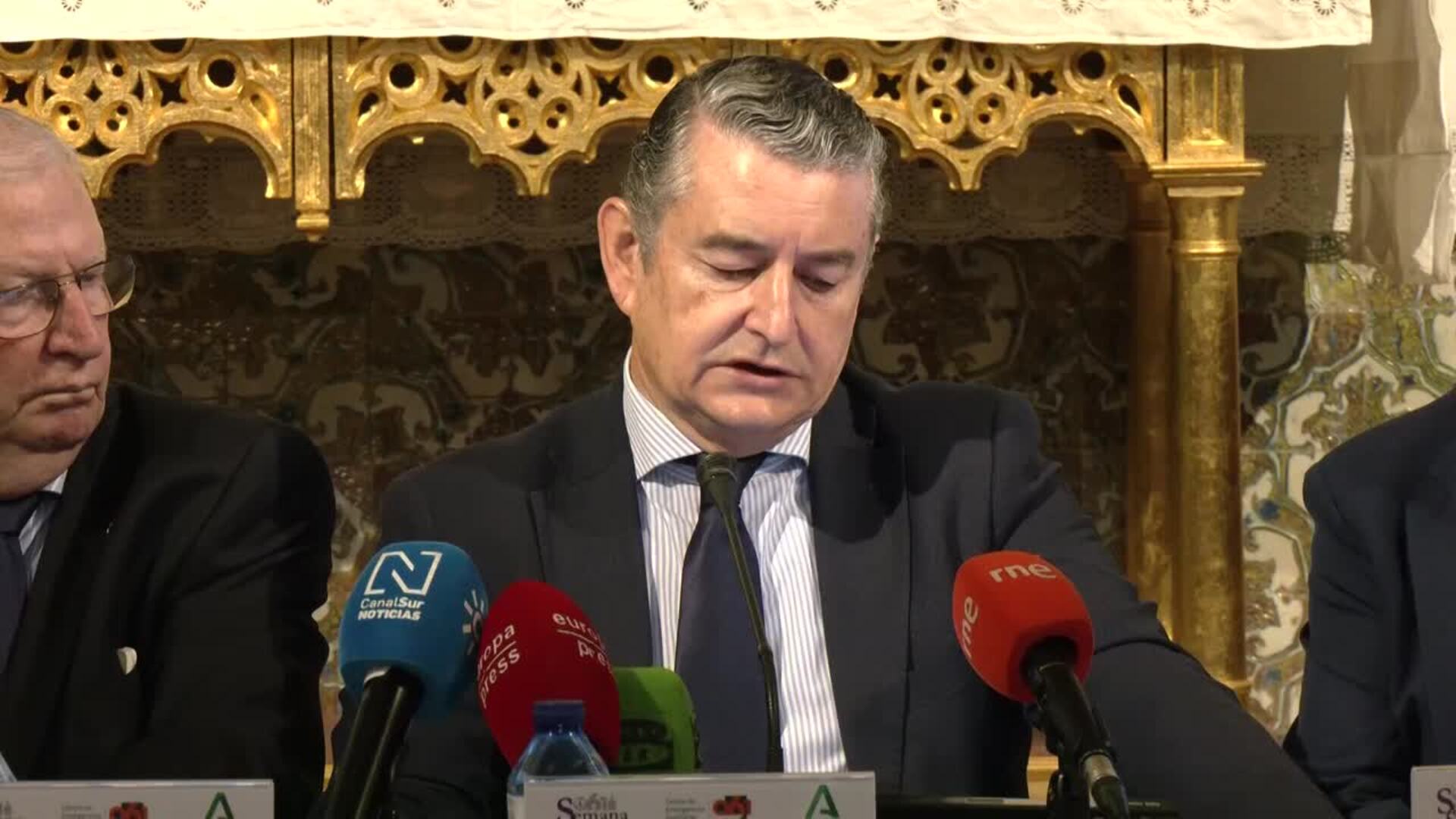 Sanidad entrega al Consejo de Hermandades desfibriladores para la Semana Santa de Sevilla